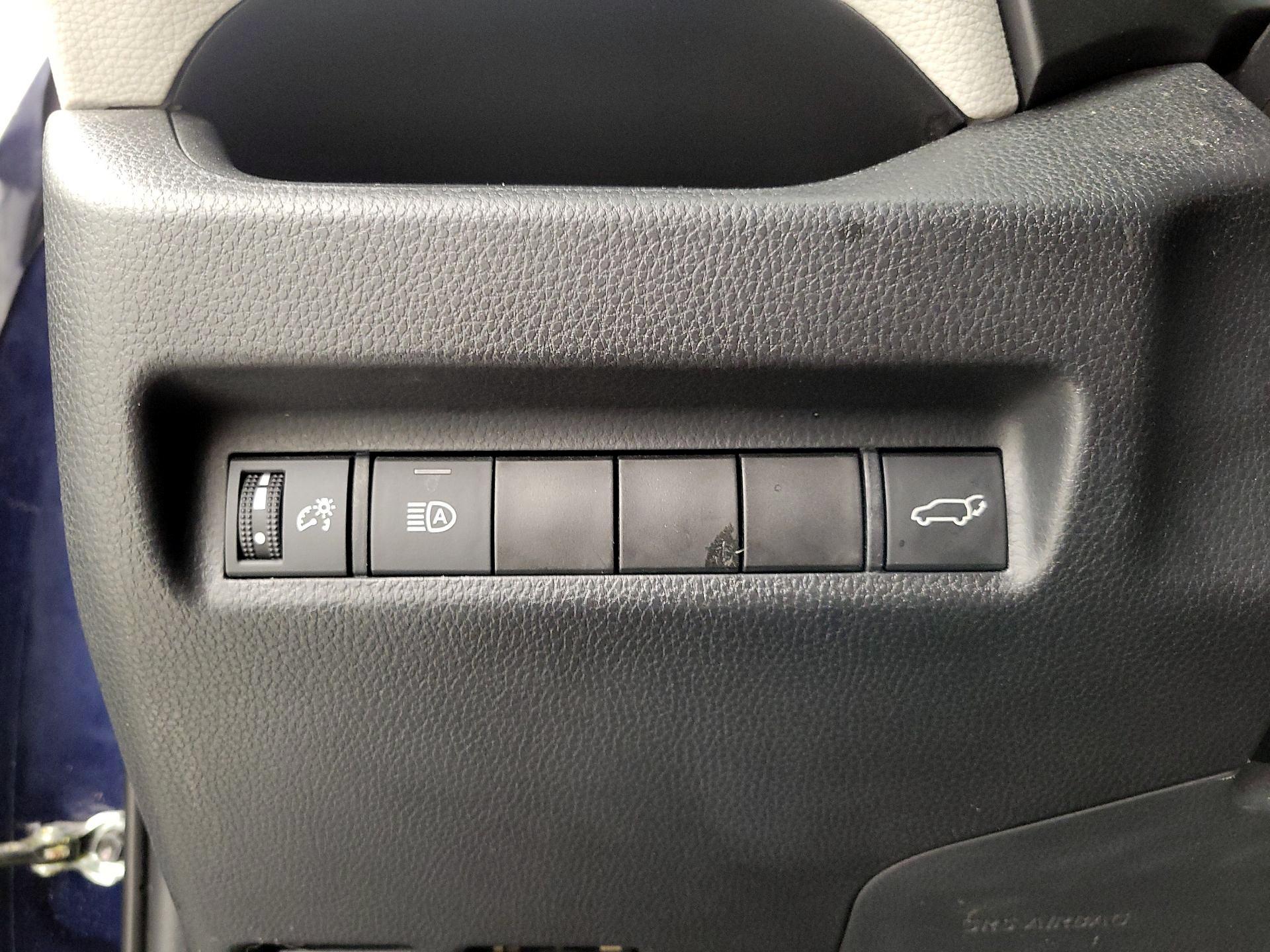 Thumbnail: 2021 Toyota RAV4 - 13