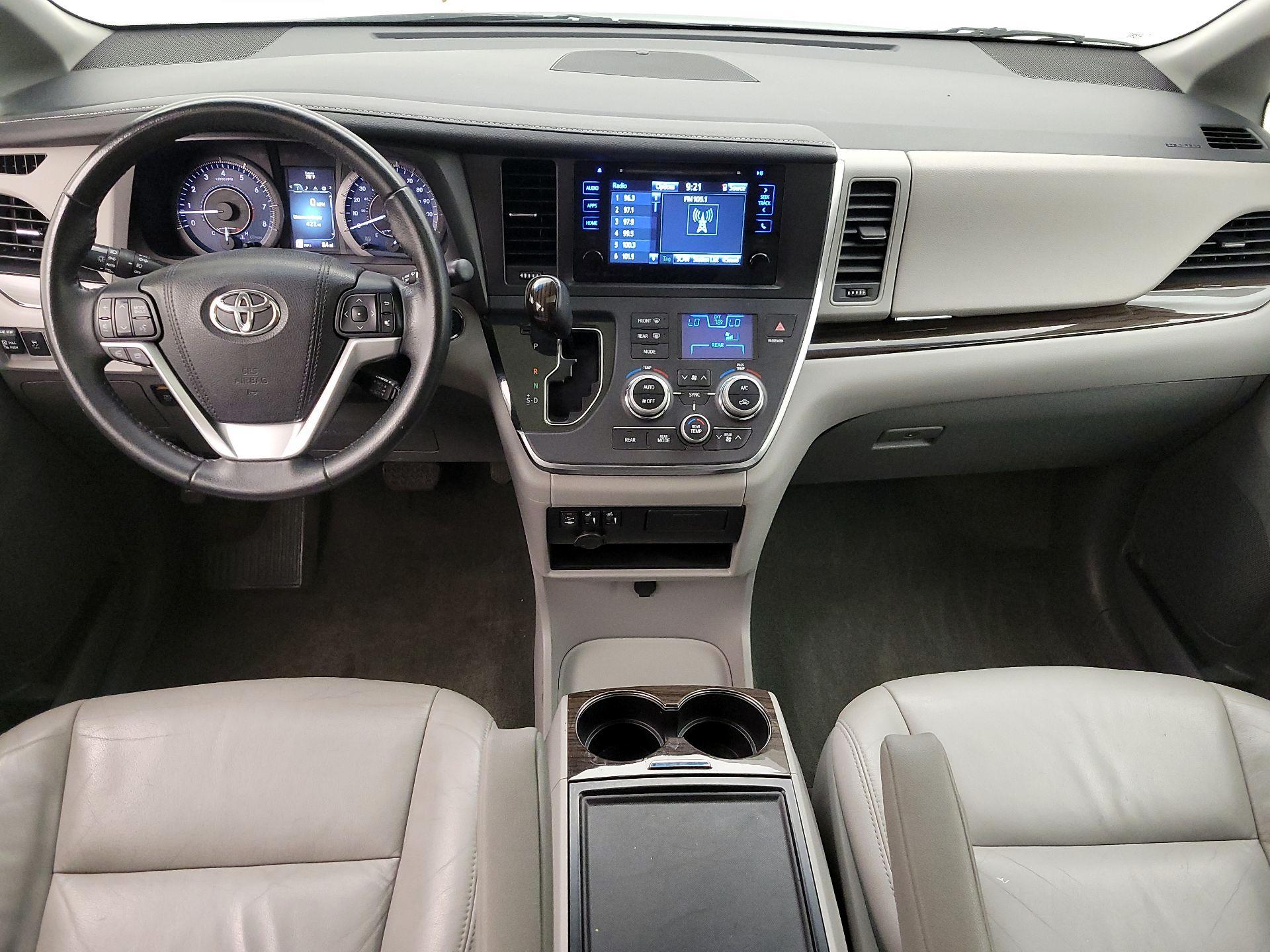 Thumbnail: 2017 Toyota Sienna - 9