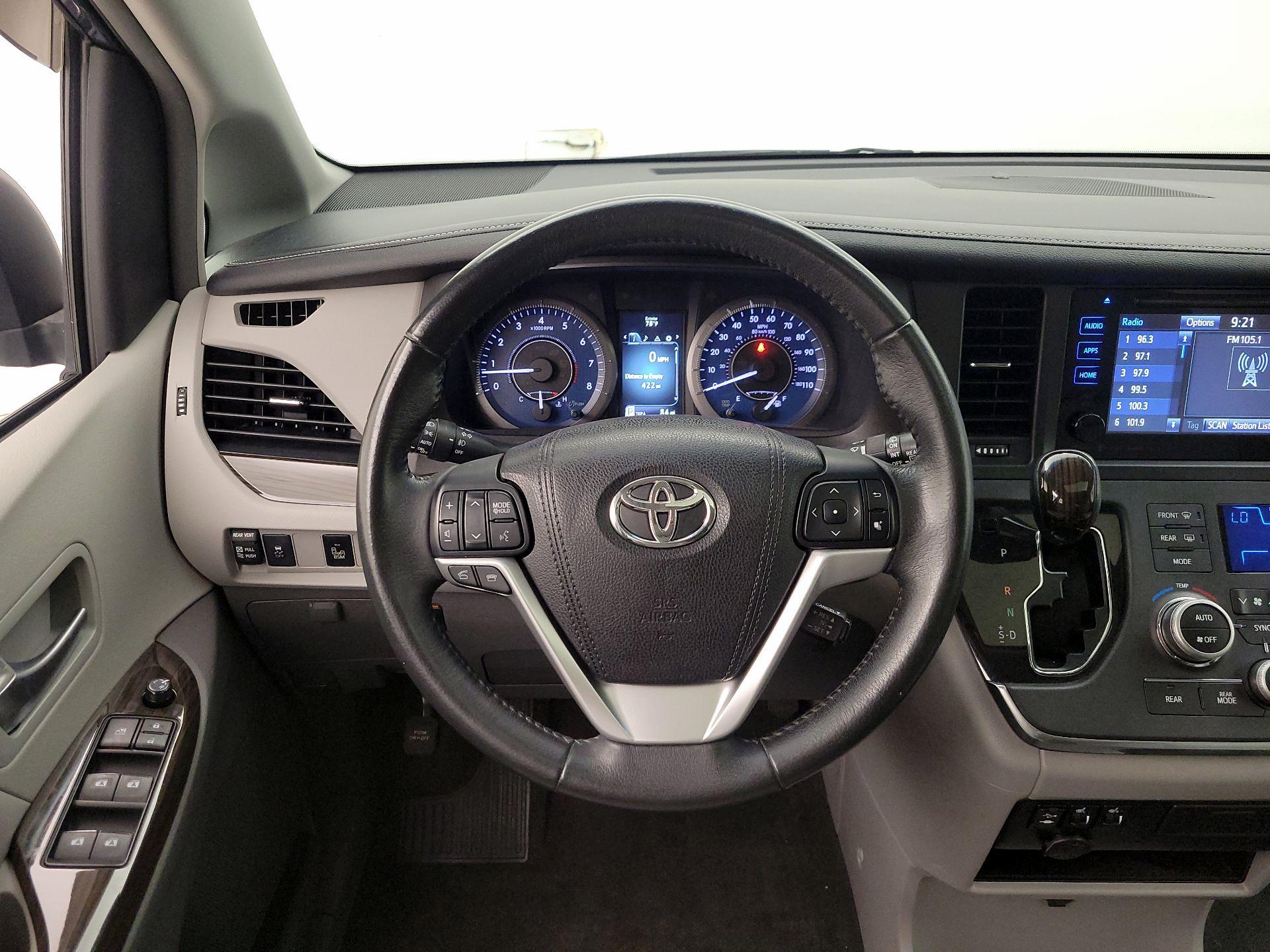 Thumbnail: 2017 Toyota Sienna - 10