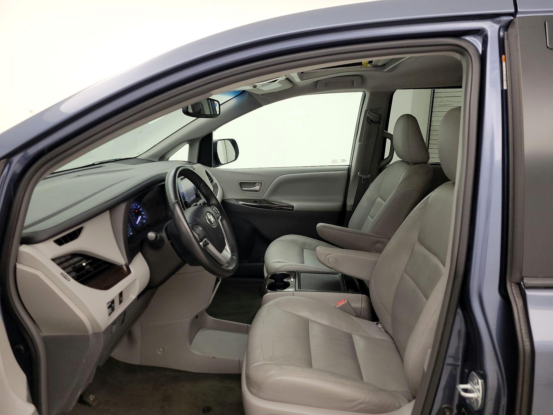Thumbnail: 2017 Toyota Sienna - 11