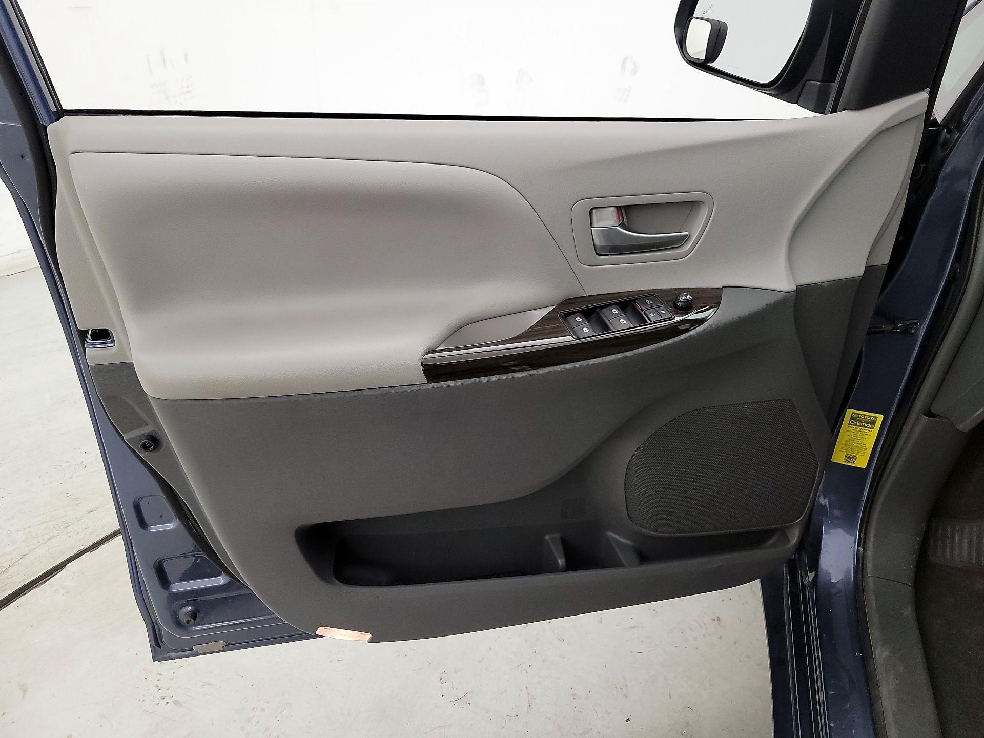 Thumbnail: 2017 Toyota Sienna - 12