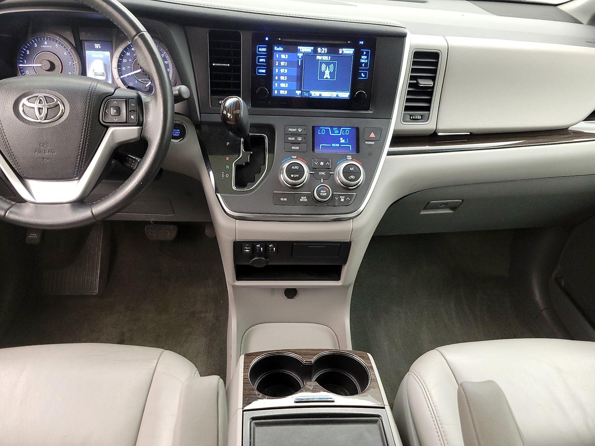 Thumbnail: 2017 Toyota Sienna - 17