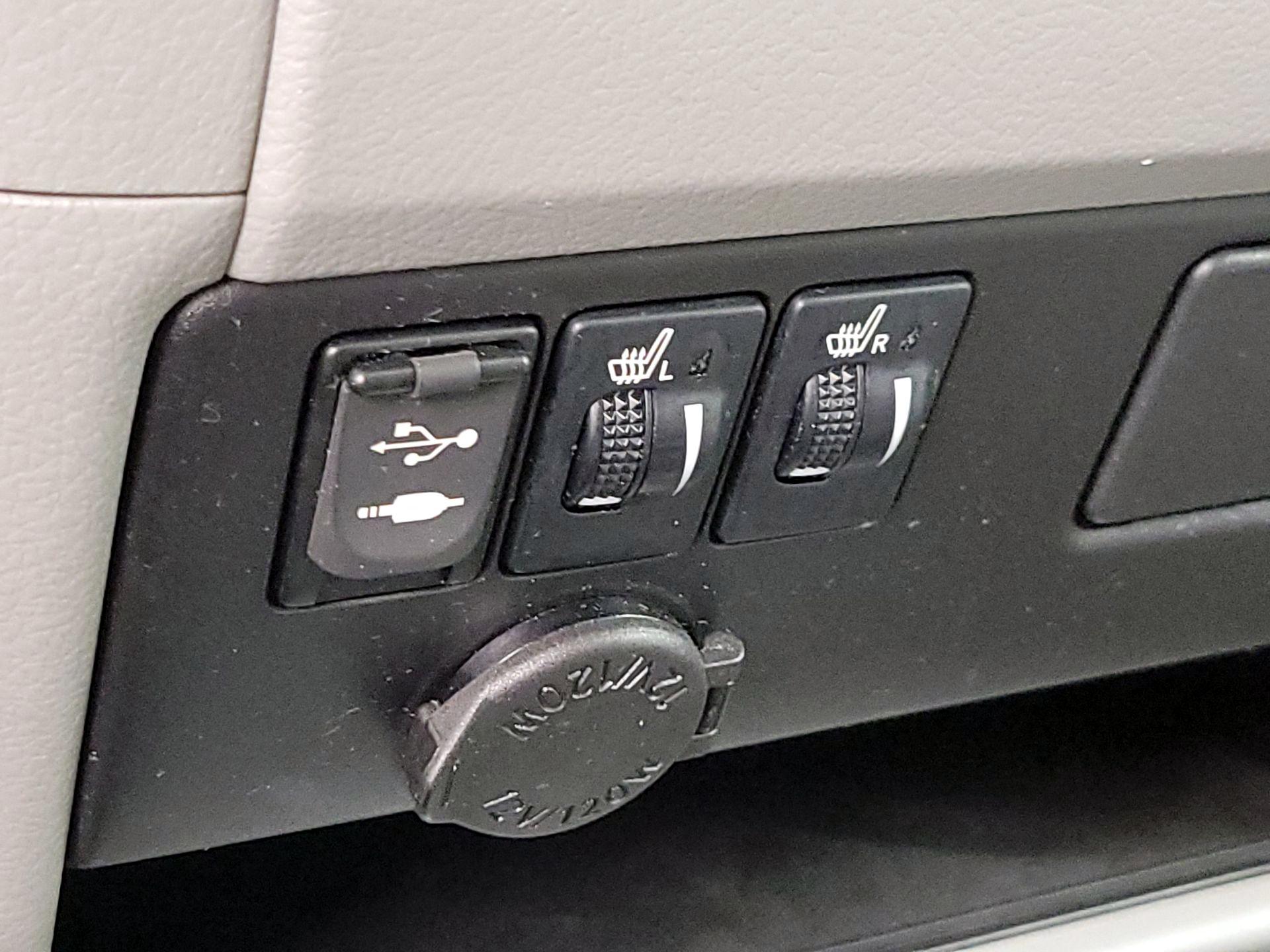 Thumbnail: 2017 Toyota Sienna - 18