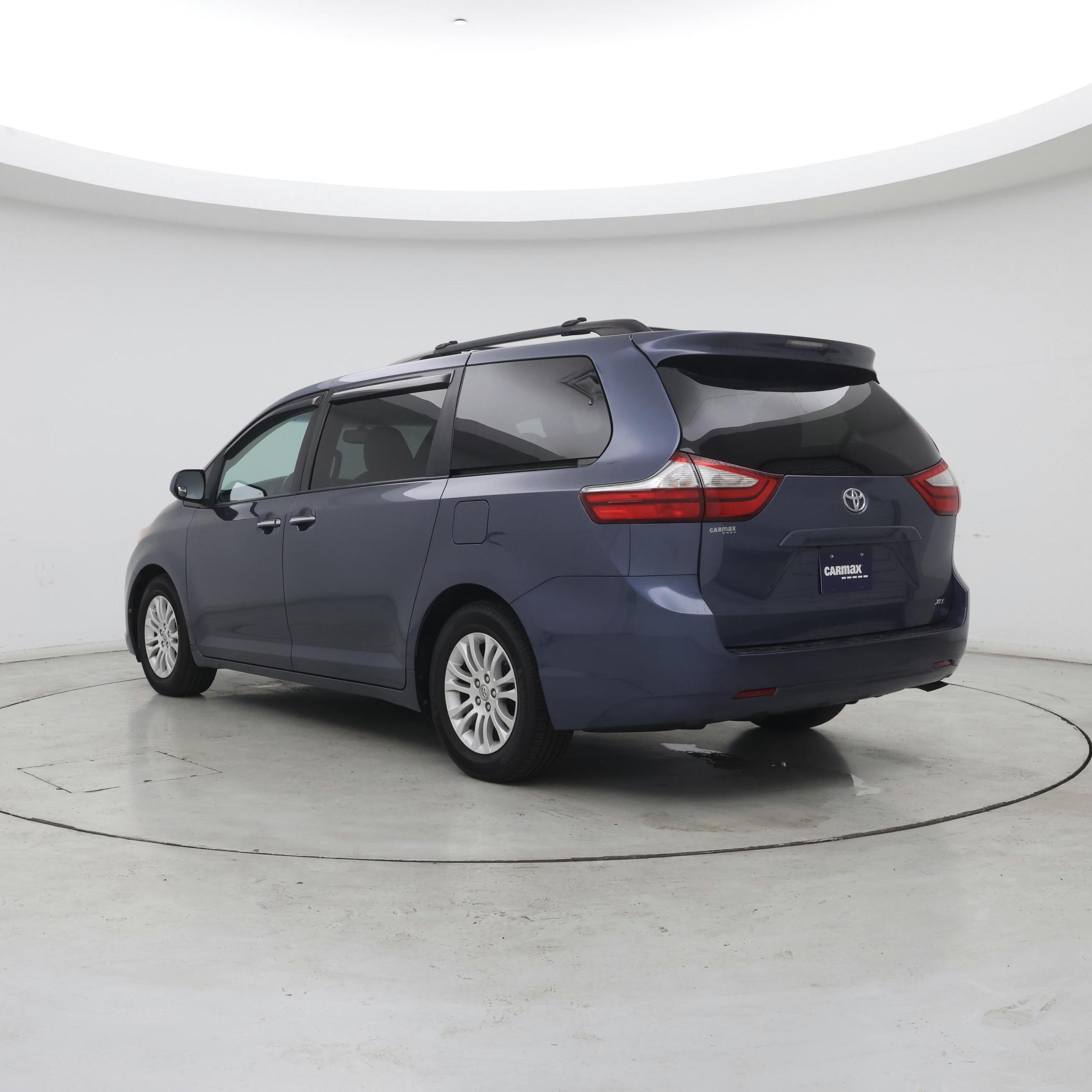 Thumbnail: 2017 Toyota Sienna - 2