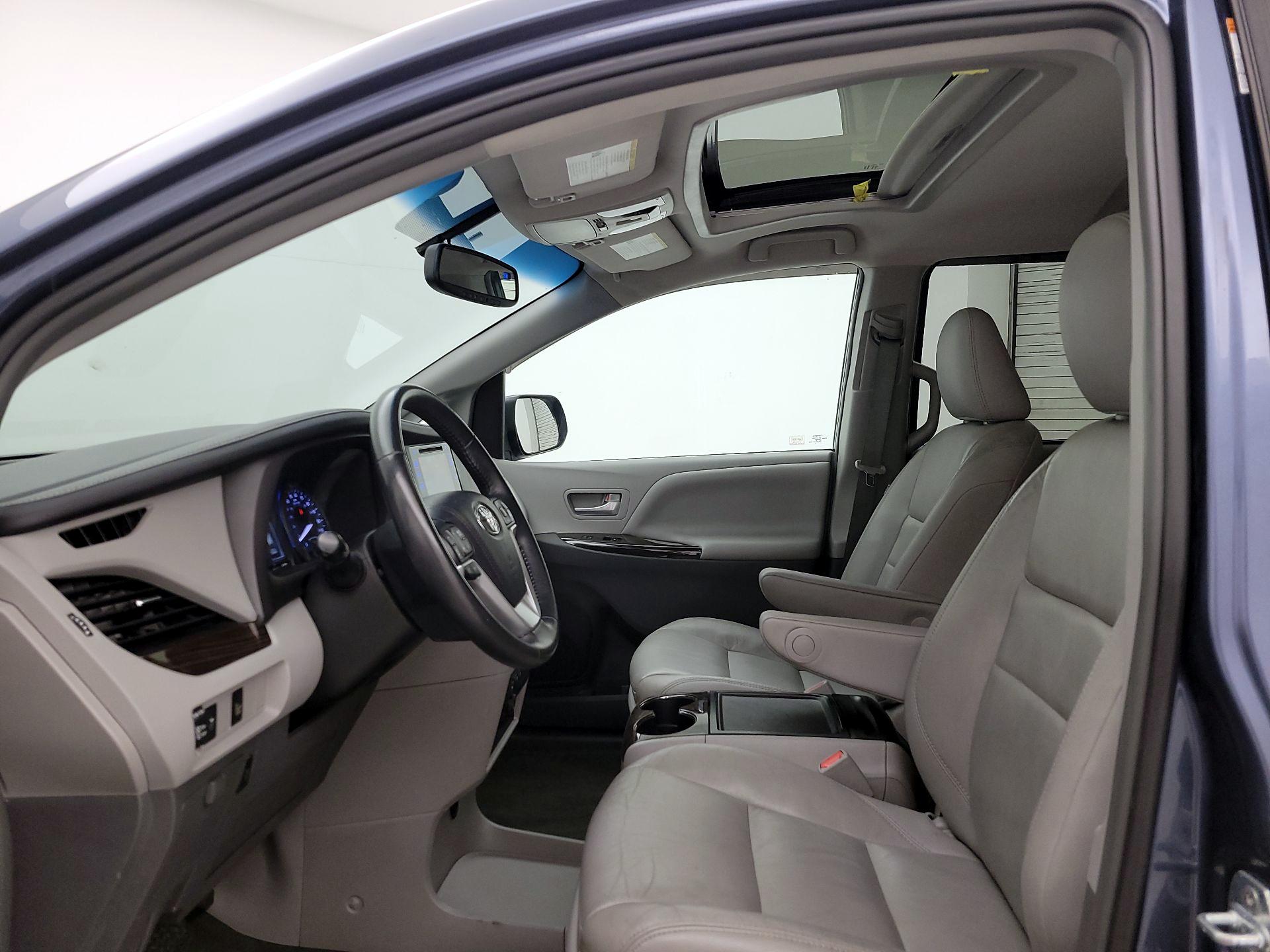 Thumbnail: 2017 Toyota Sienna - 19