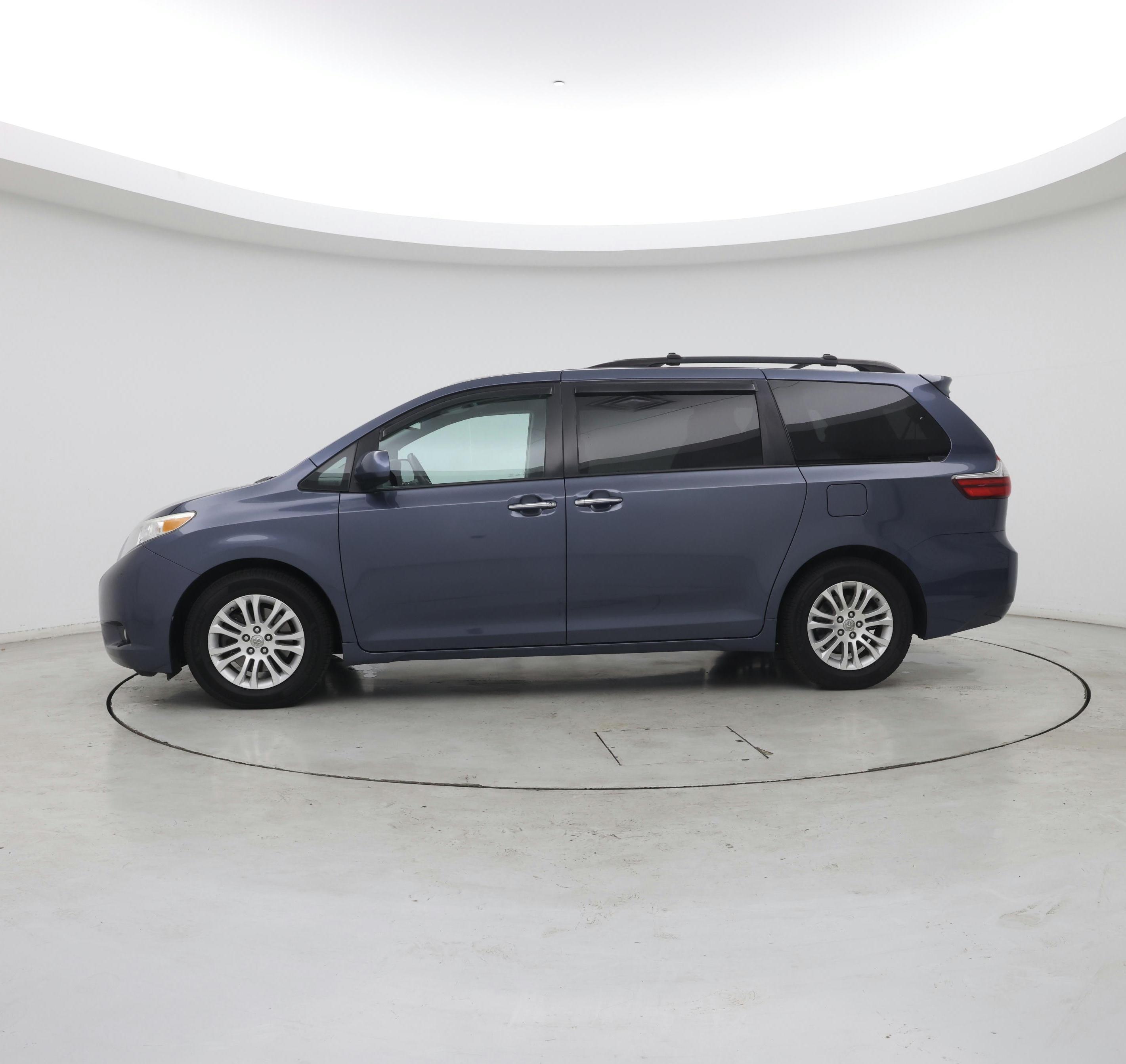 Thumbnail: 2017 Toyota Sienna - 3