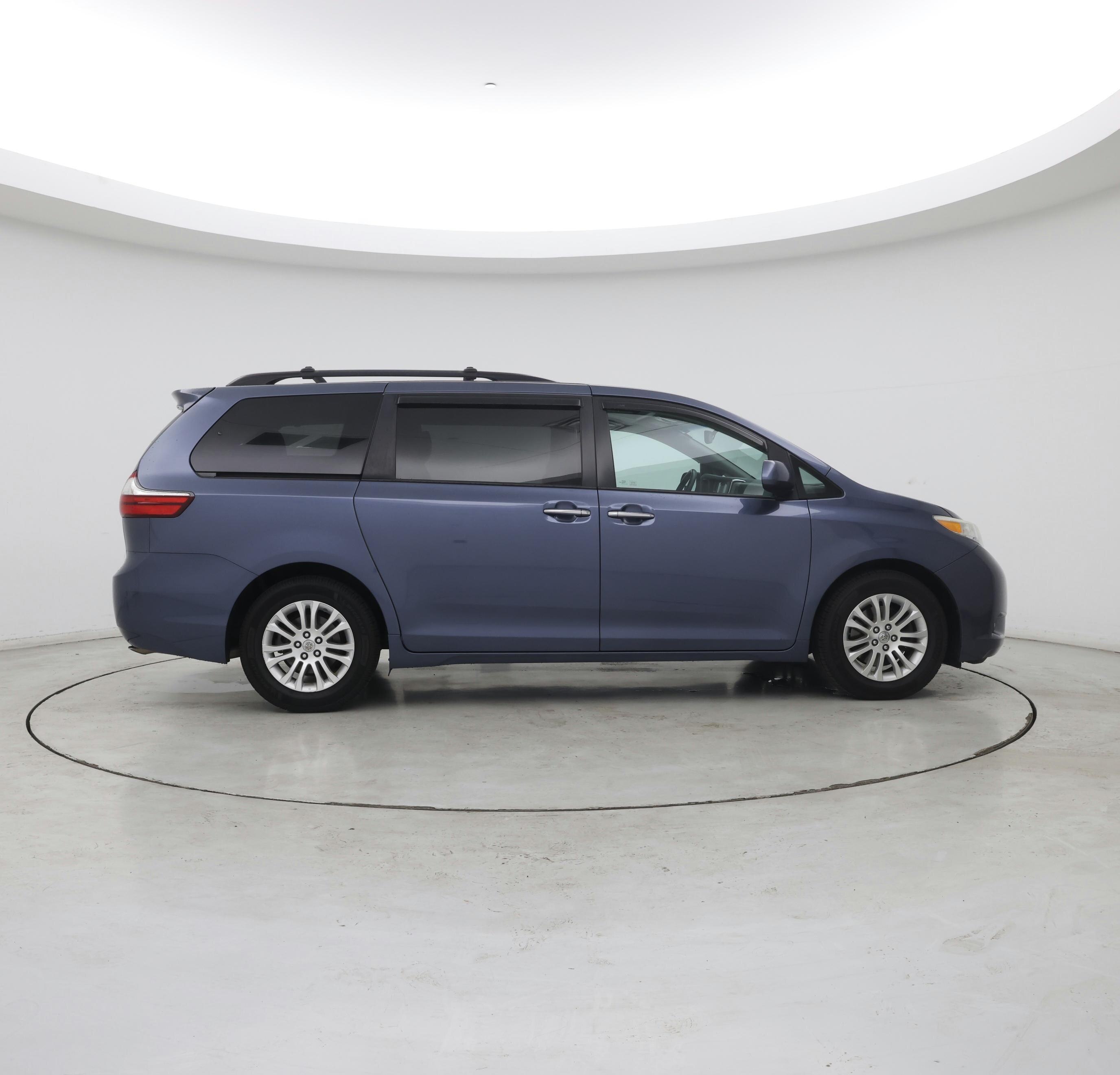 Thumbnail: 2017 Toyota Sienna - 7