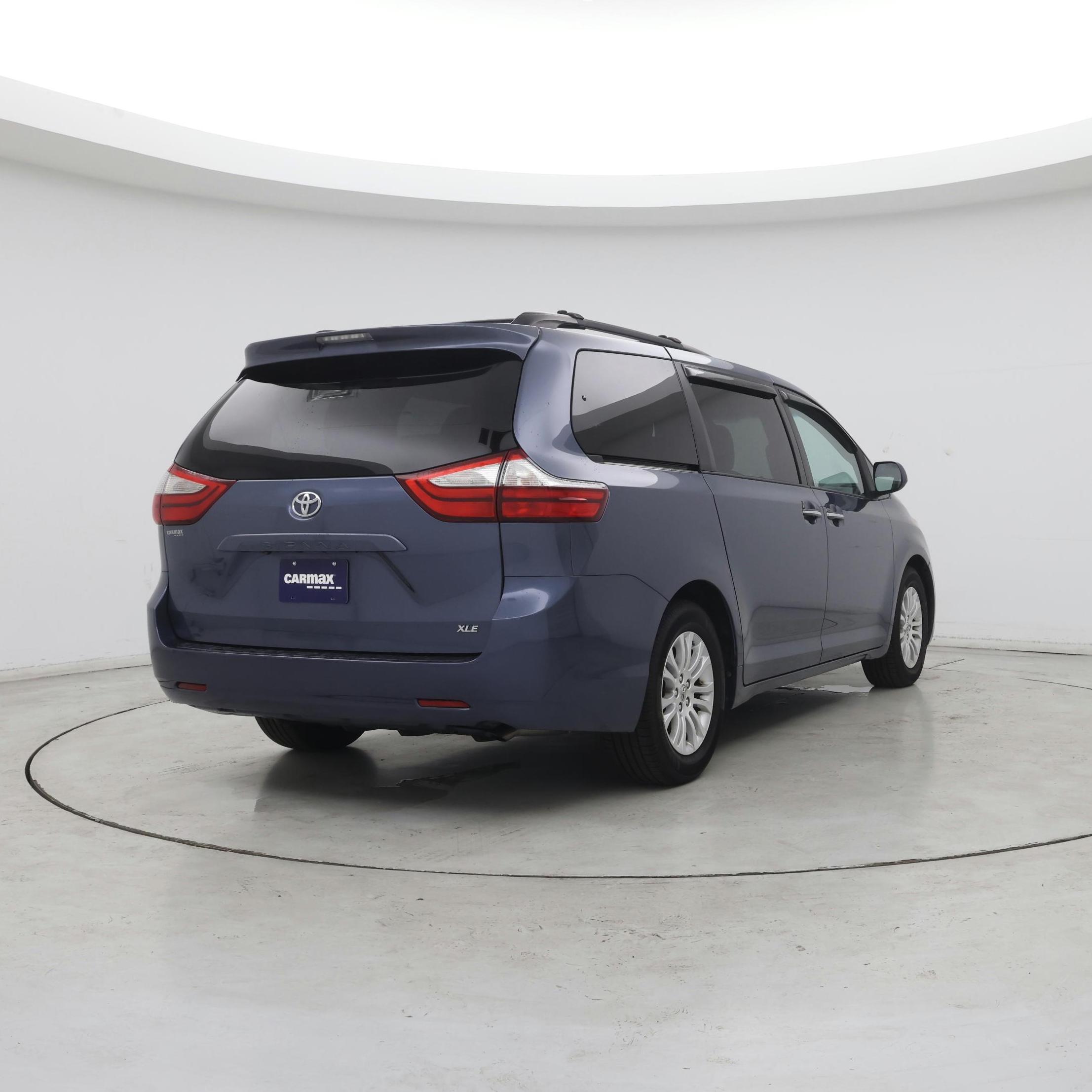 Thumbnail: 2017 Toyota Sienna - 8