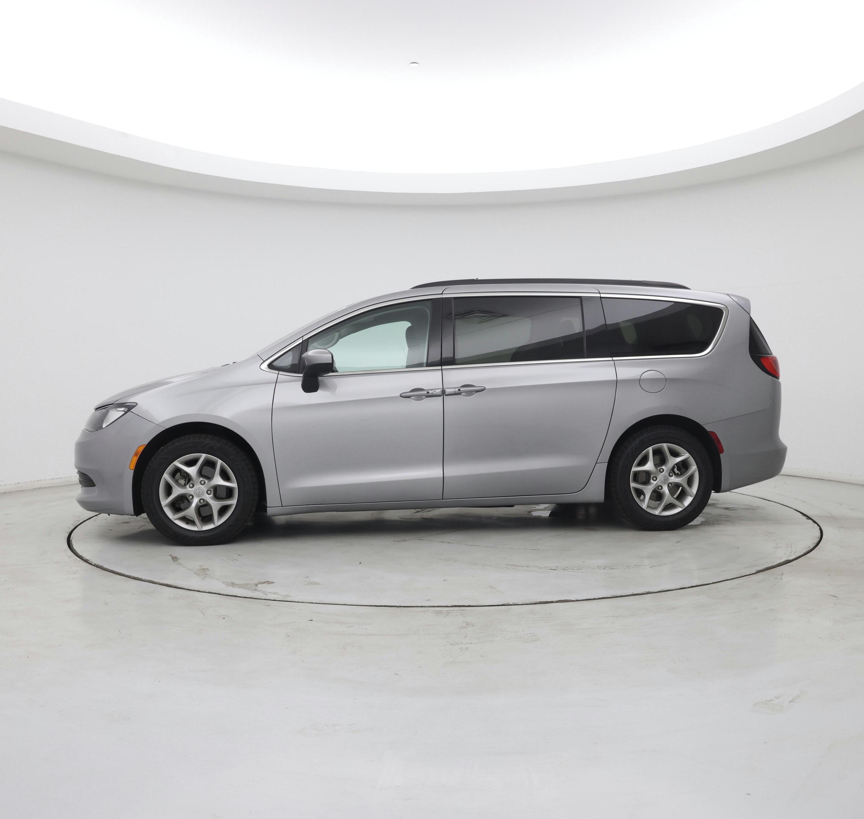 Thumbnail: 2018 Chrysler Pacifica - 3