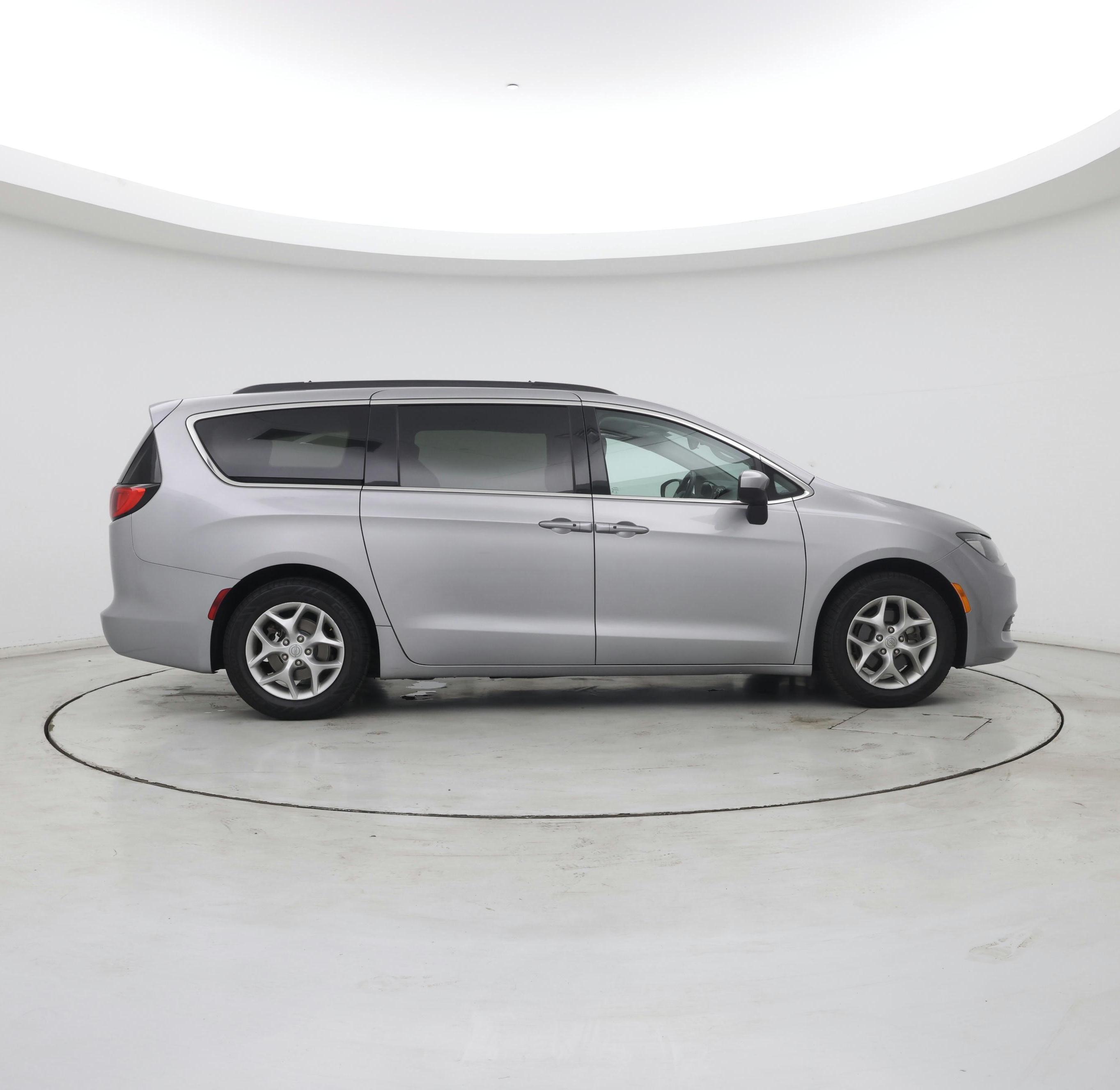 Thumbnail: 2018 Chrysler Pacifica - 7
