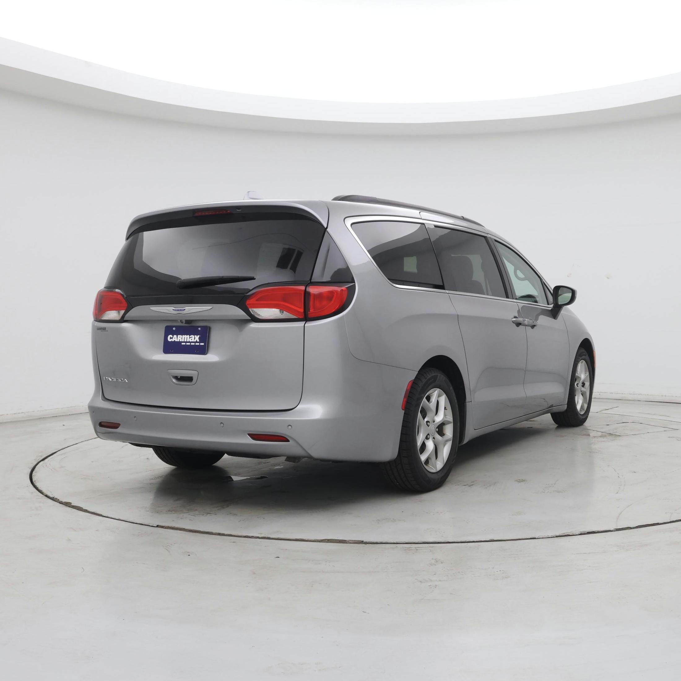 Thumbnail: 2018 Chrysler Pacifica - 8