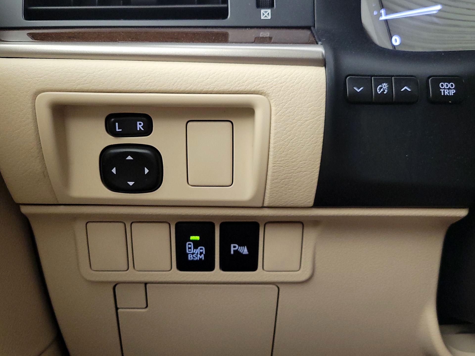 Thumbnail: 2013 Lexus ES - 13