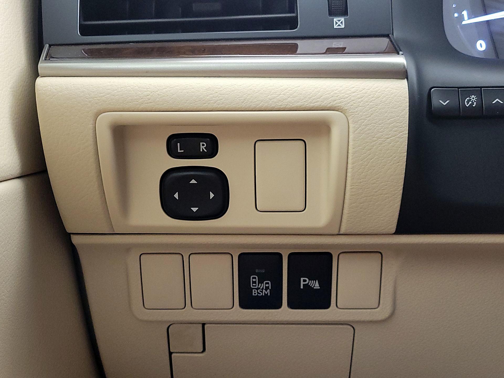 Thumbnail: 2013 Lexus ES - 13