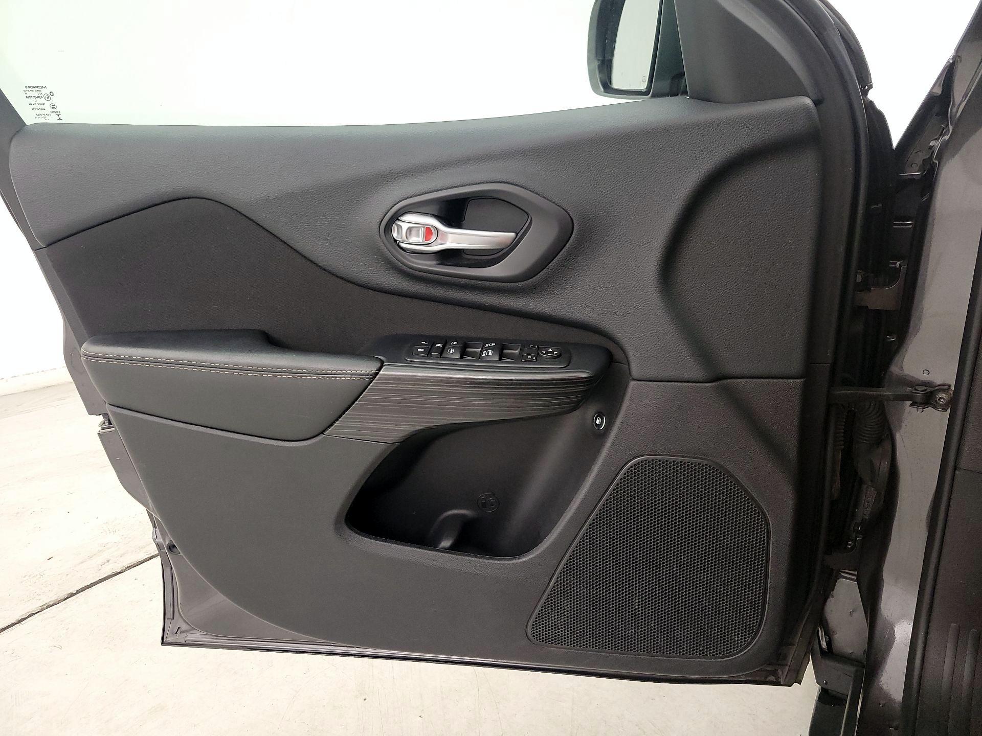 Thumbnail: 2016 Jeep Cherokee - 12