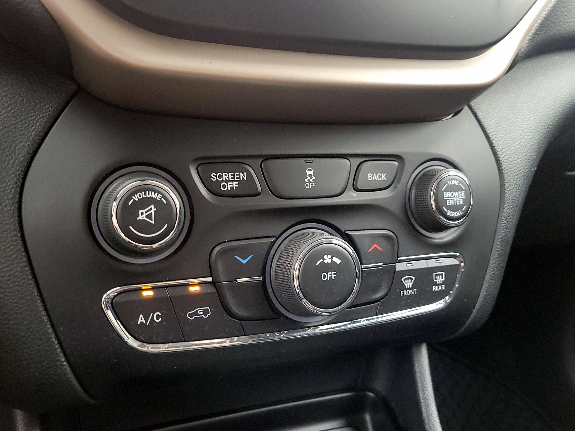 Thumbnail: 2016 Jeep Cherokee - 16