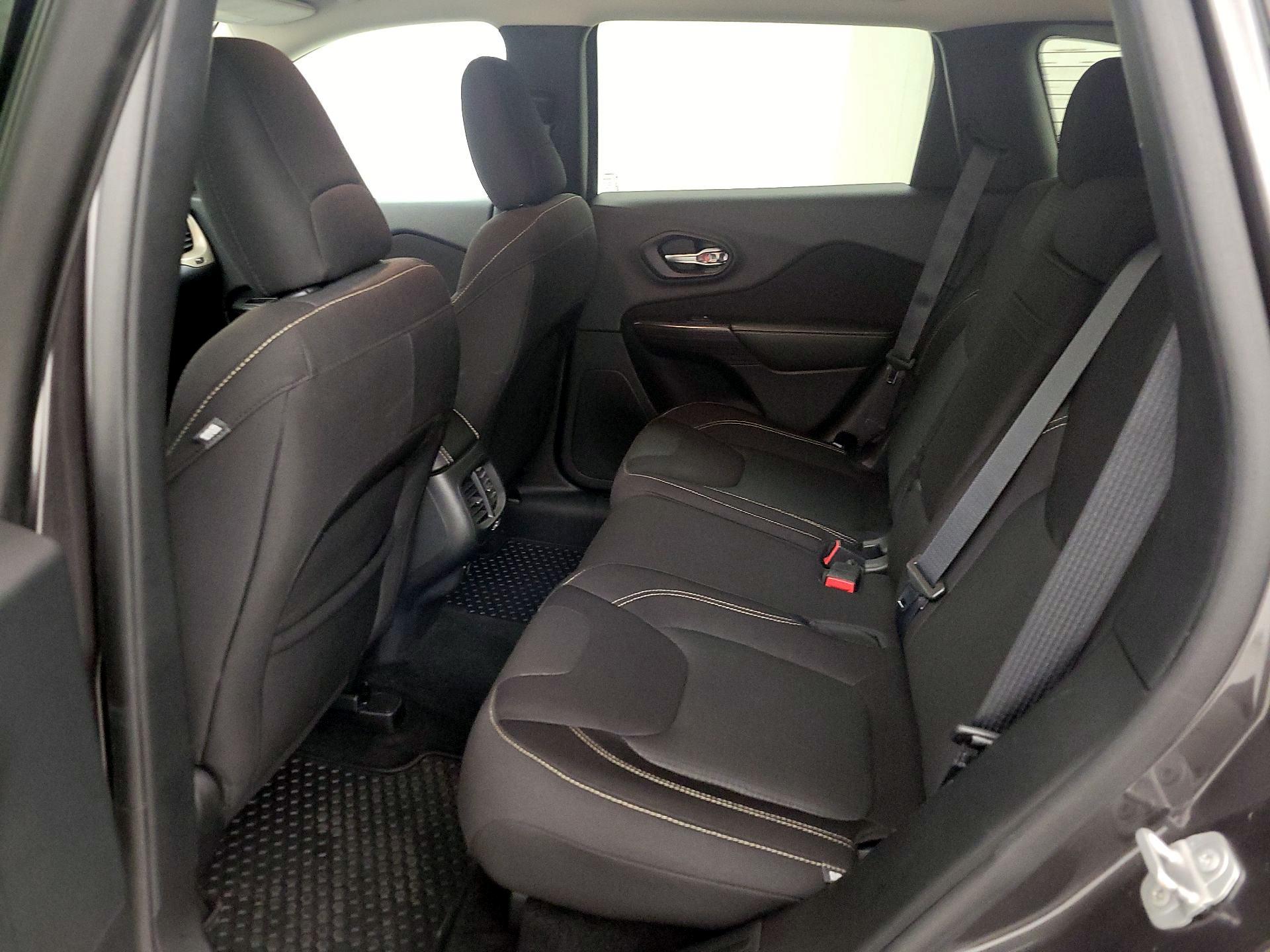 Thumbnail: 2016 Jeep Cherokee - 18