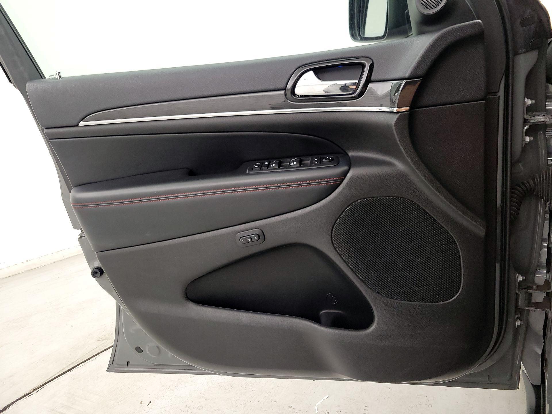 Thumbnail: 2020 Jeep Grand Cherokee - 12