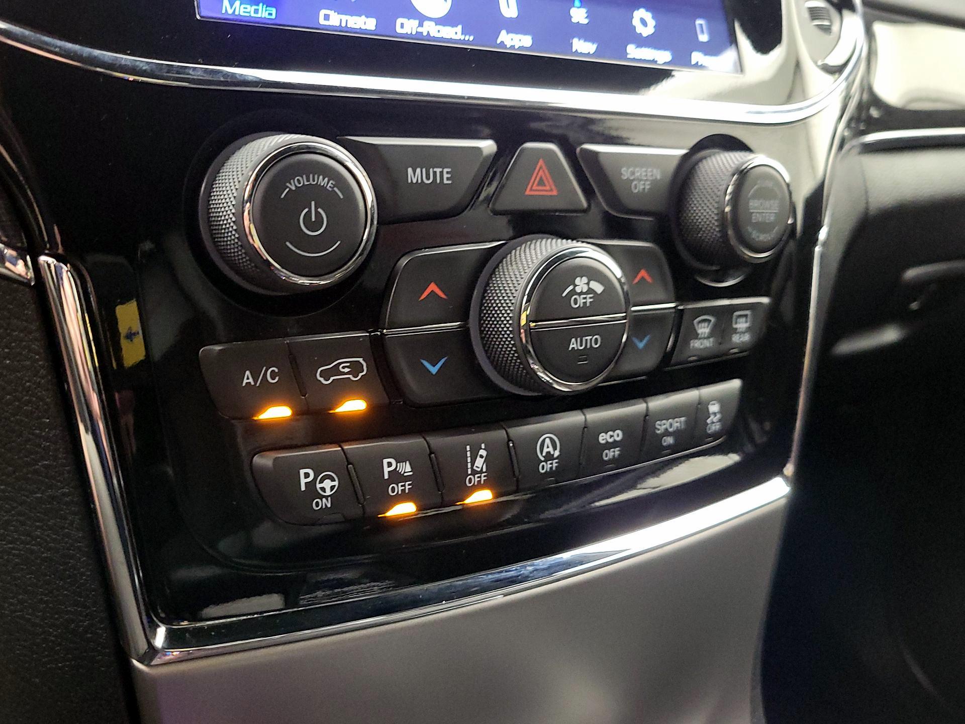 Thumbnail: 2020 Jeep Grand Cherokee - 16