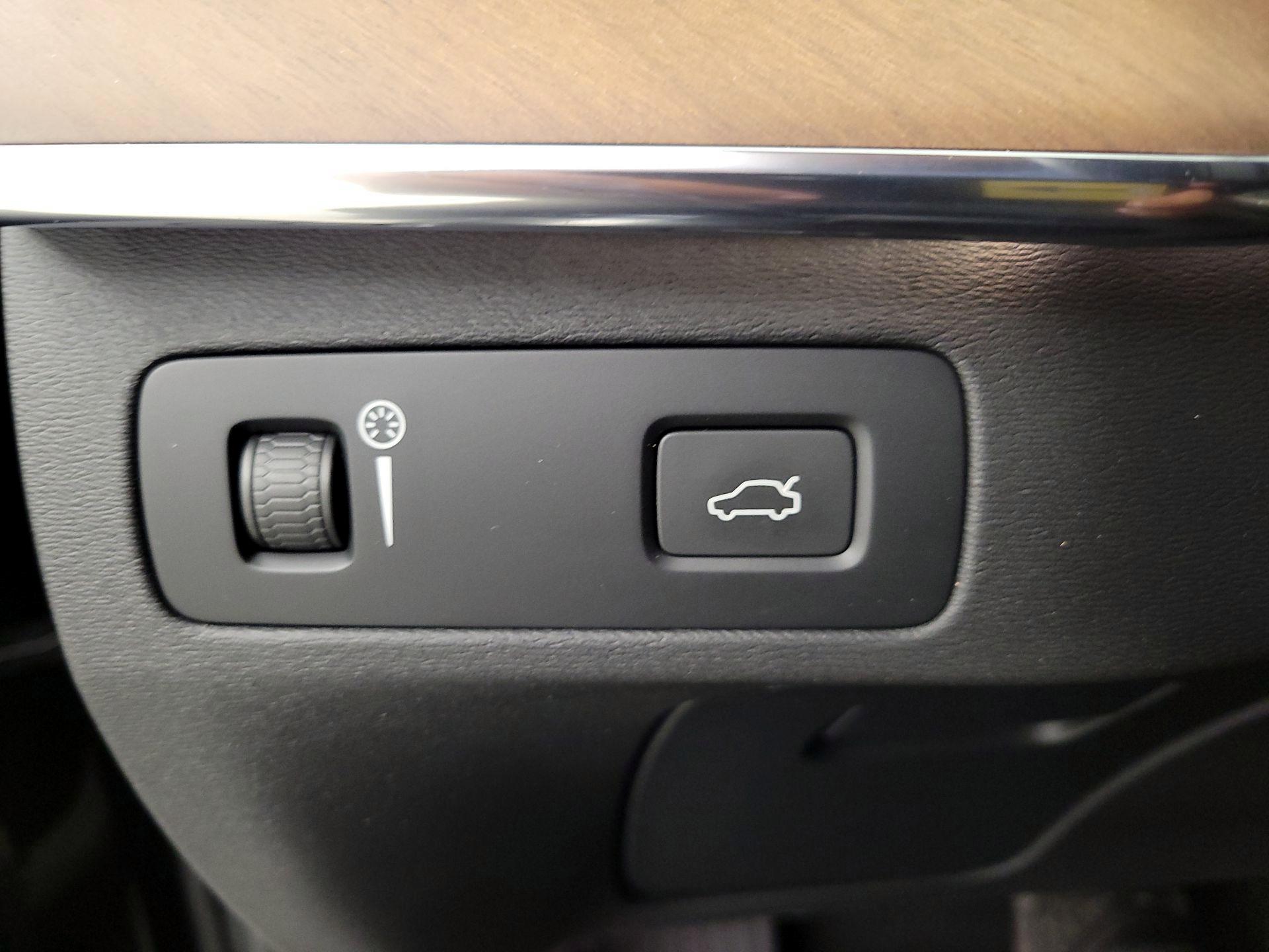Thumbnail: 2016 Volvo XC90 - 13