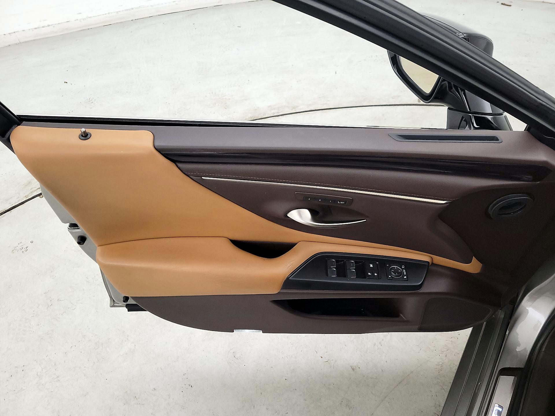 Thumbnail: 2021 Lexus ES - 12