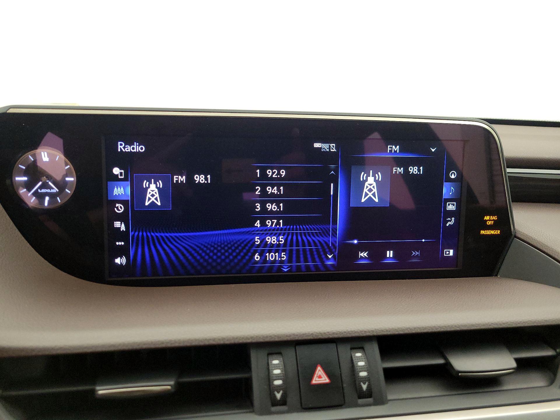 Thumbnail: 2021 Lexus ES - 16