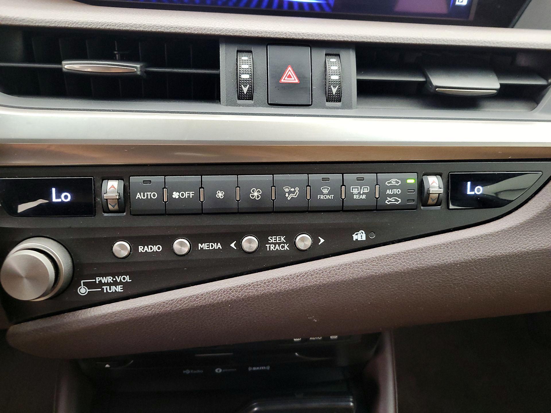 Thumbnail: 2021 Lexus ES - 17