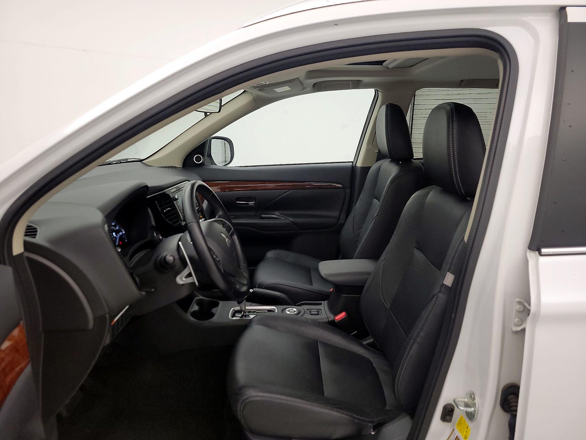 Thumbnail: 2015 Mitsubishi Outlander - 11
