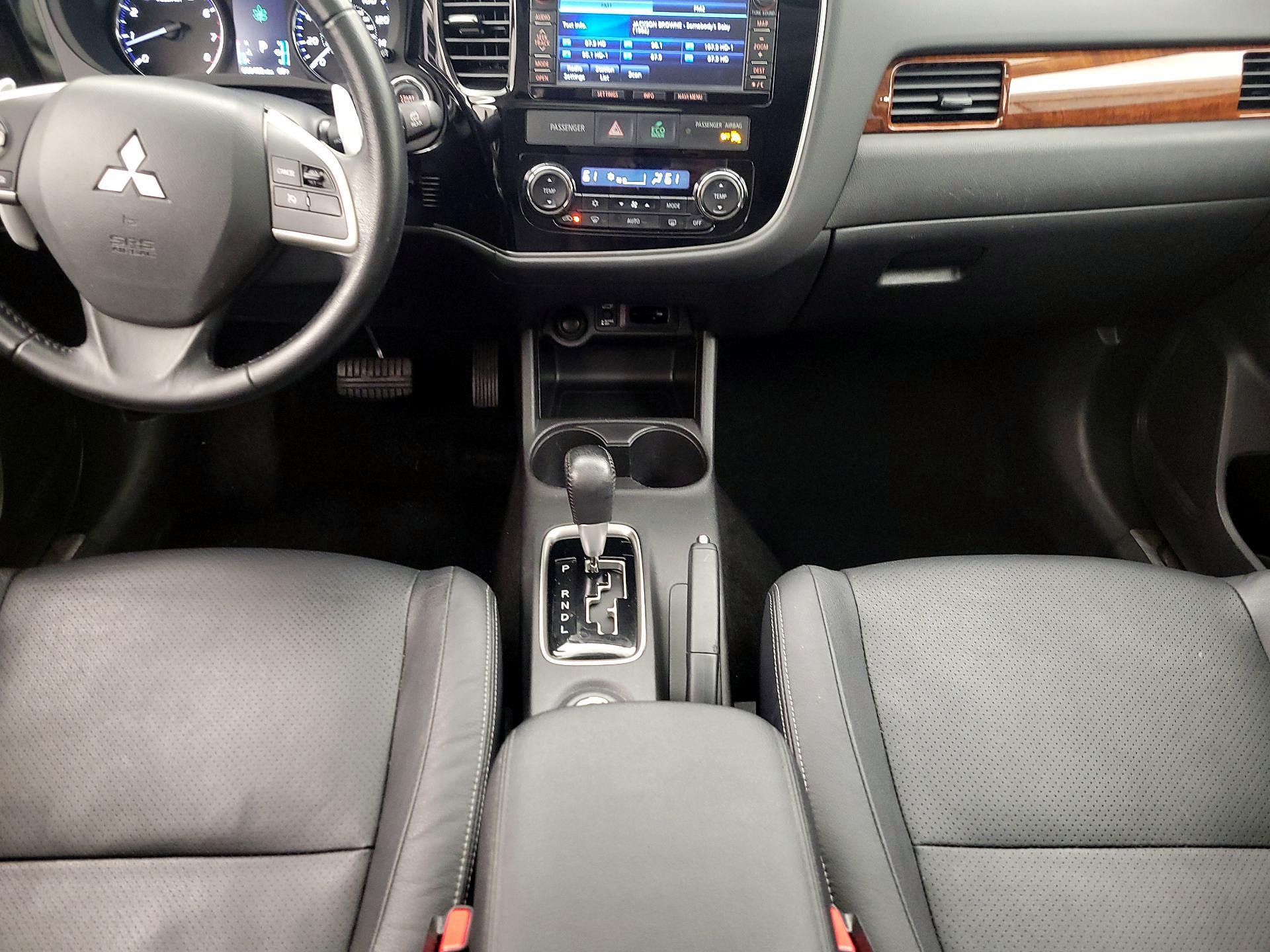 Thumbnail: 2015 Mitsubishi Outlander - 17