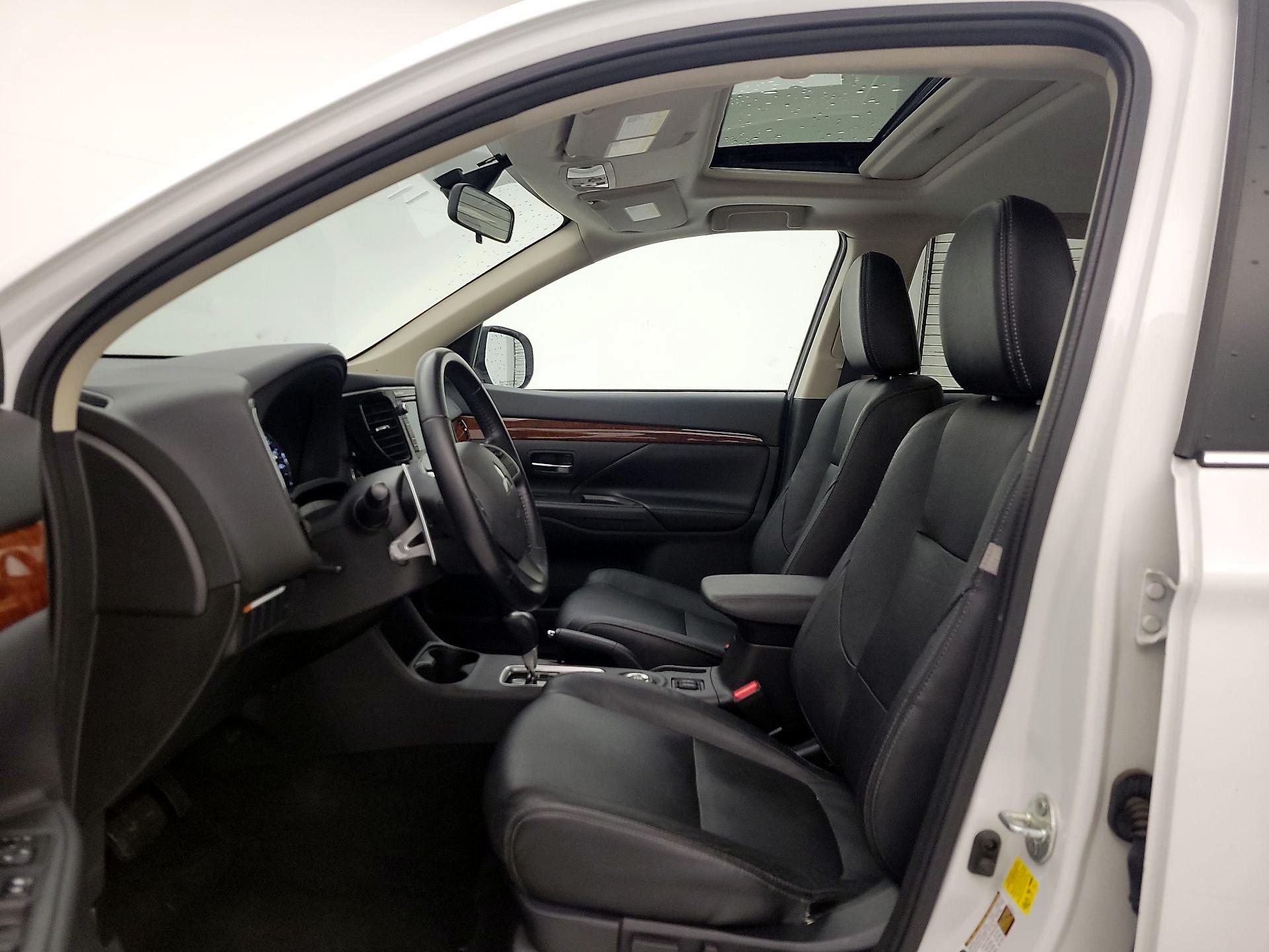 Thumbnail: 2015 Mitsubishi Outlander - 18