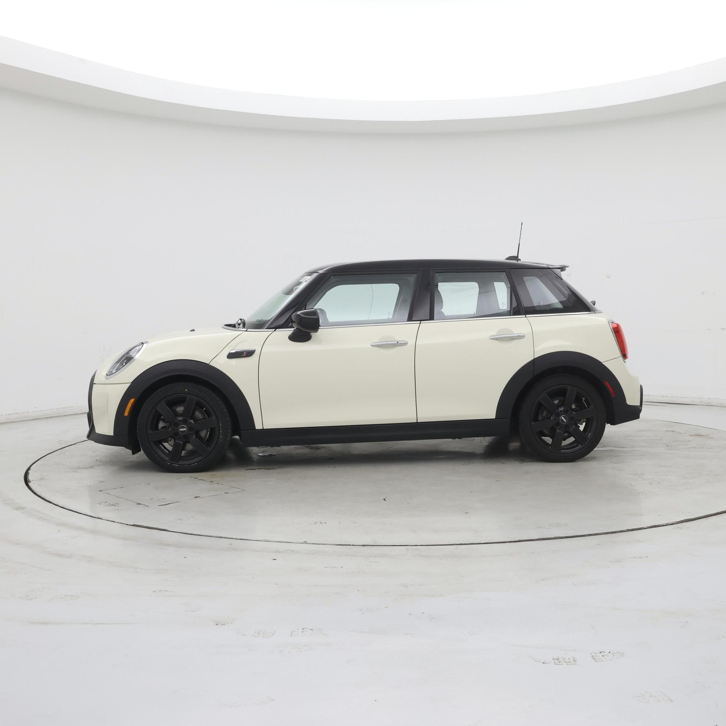 Thumbnail: 2022 MINI Cooper Hardtop - 3