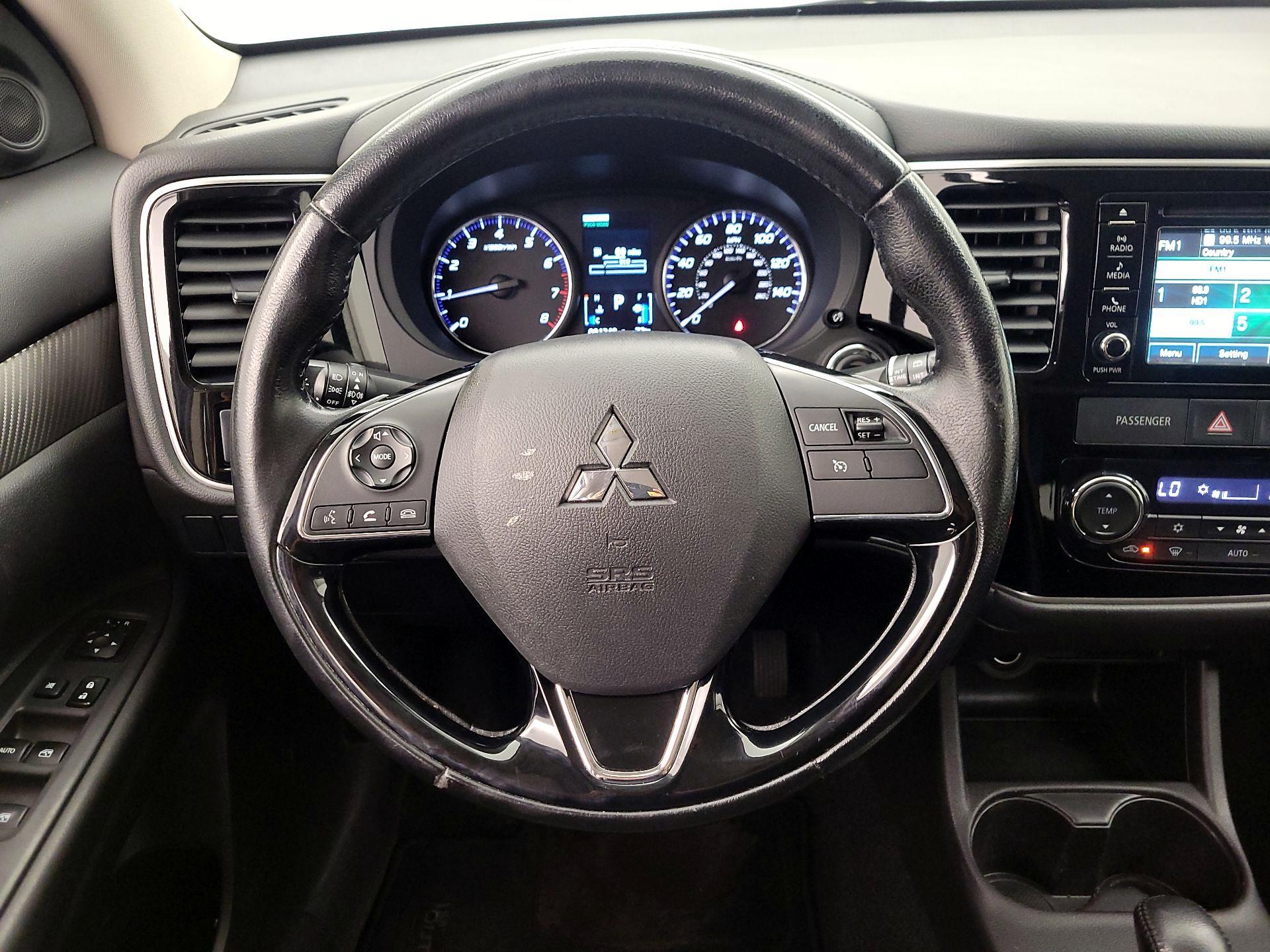 Thumbnail: 2016 Mitsubishi Outlander - 10