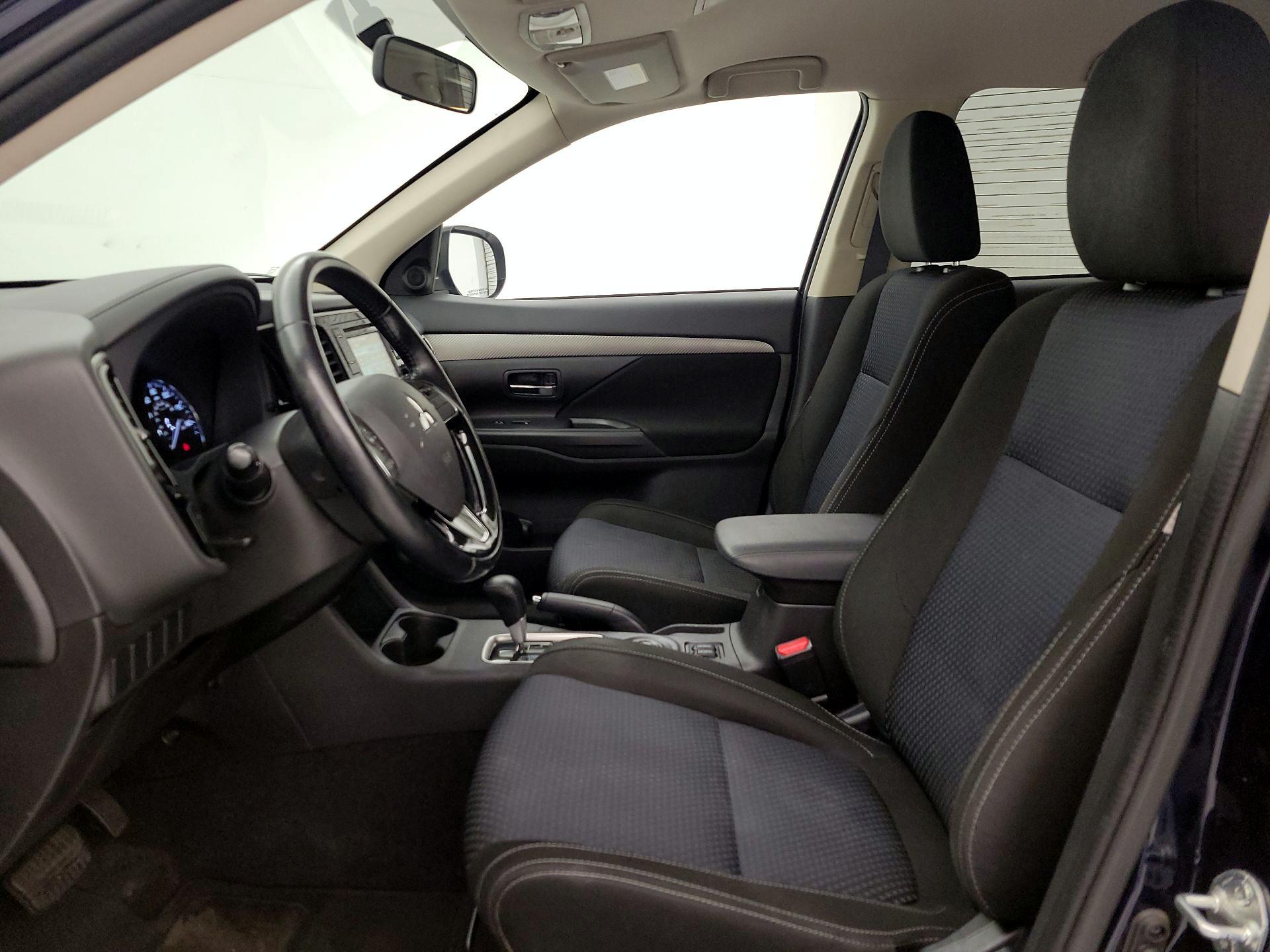 Thumbnail: 2016 Mitsubishi Outlander - 11