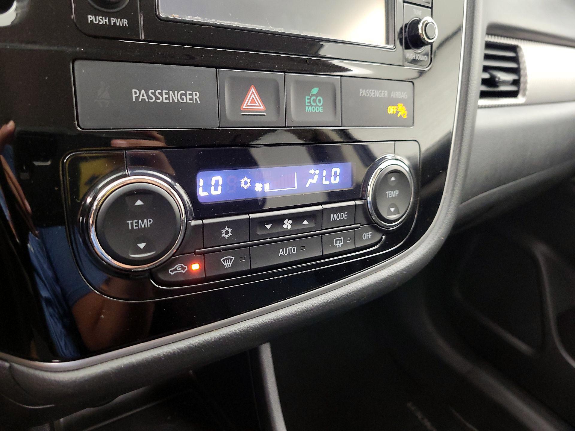Thumbnail: 2016 Mitsubishi Outlander - 16