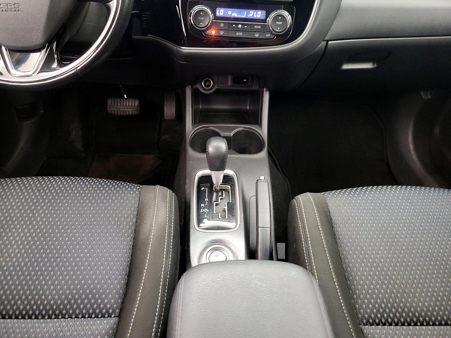 Thumbnail: 2016 Mitsubishi Outlander - 17