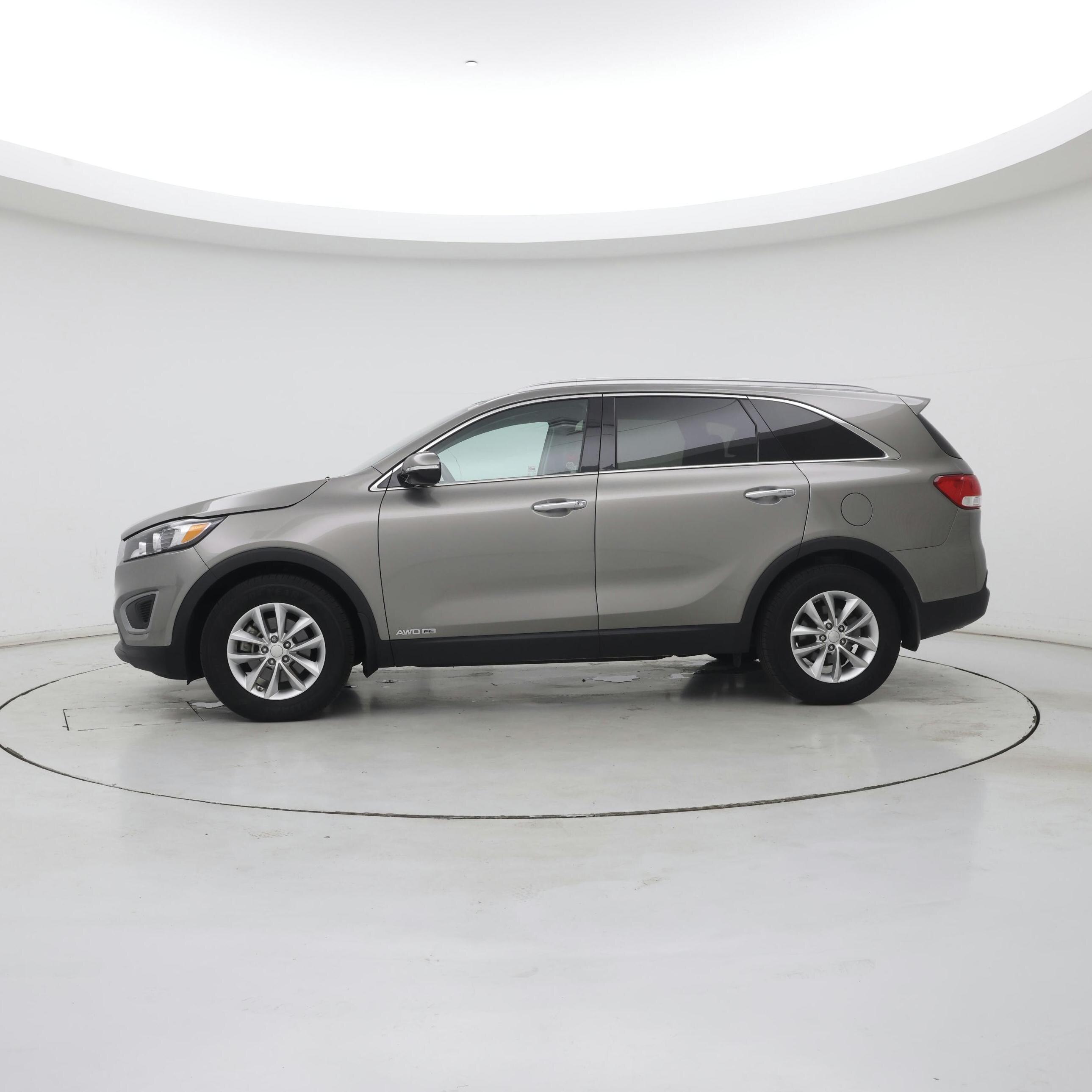 Thumbnail: 2016 Kia Sorento - 3