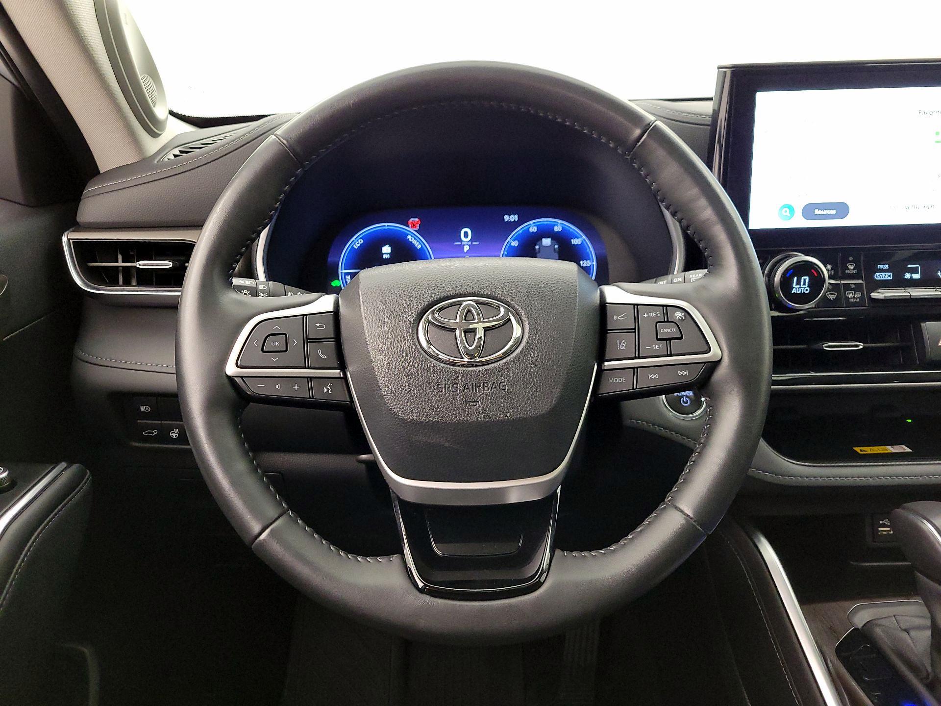 Thumbnail: 2023 Toyota Highlander - 10