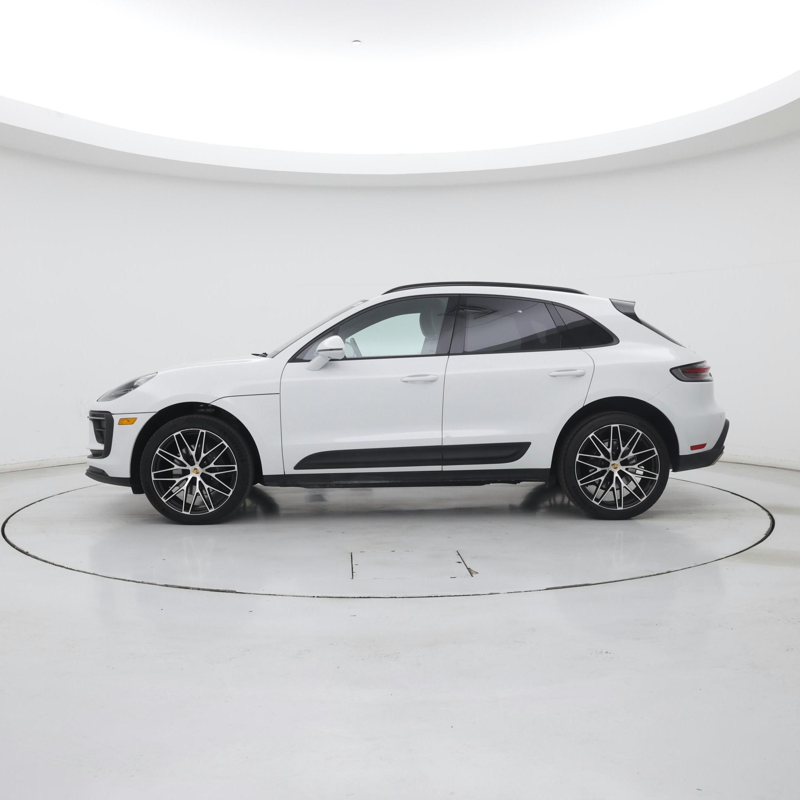 Thumbnail: 2022 Porsche Macan - 3