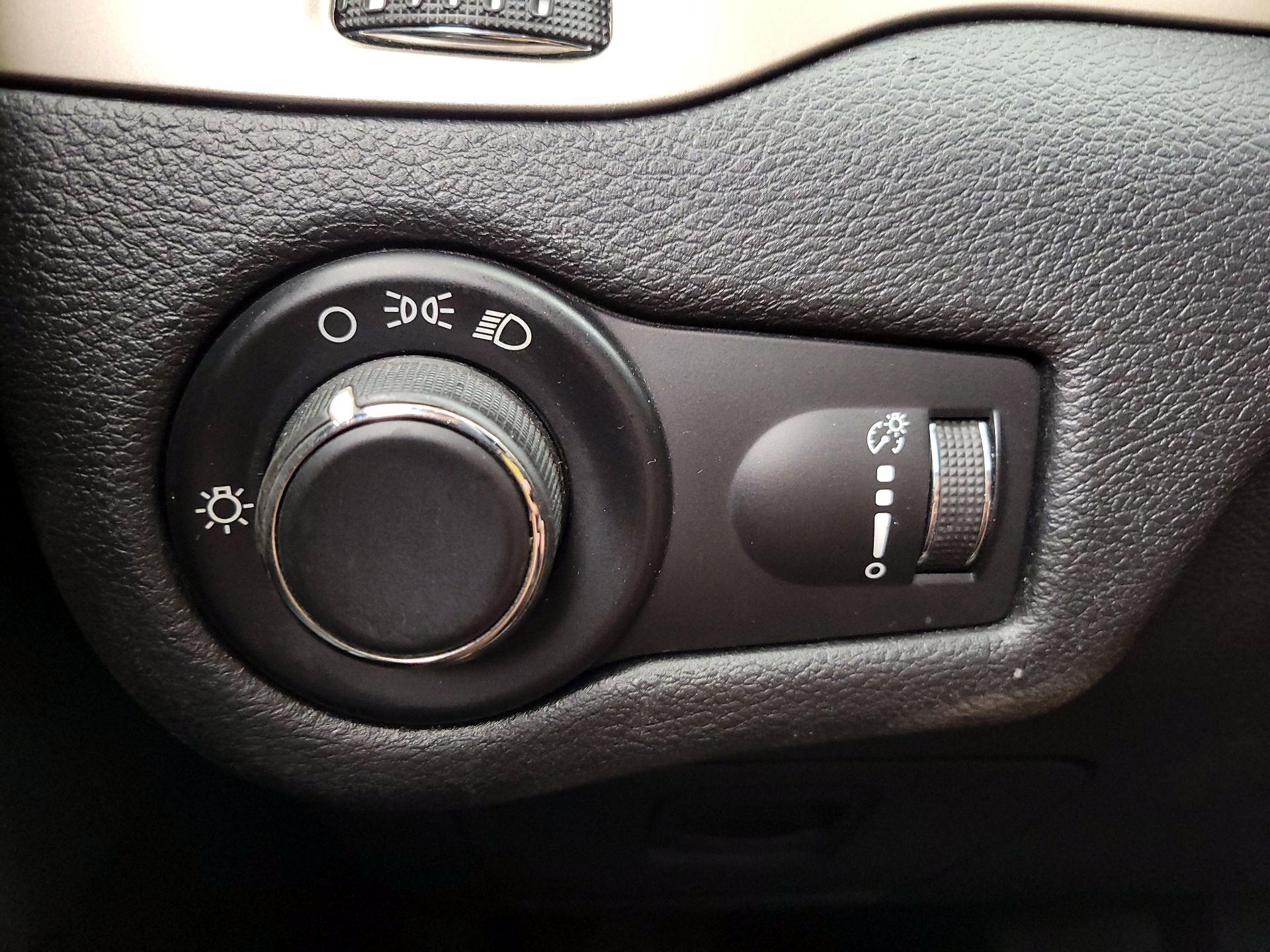 Thumbnail: 2016 Jeep Cherokee - 13