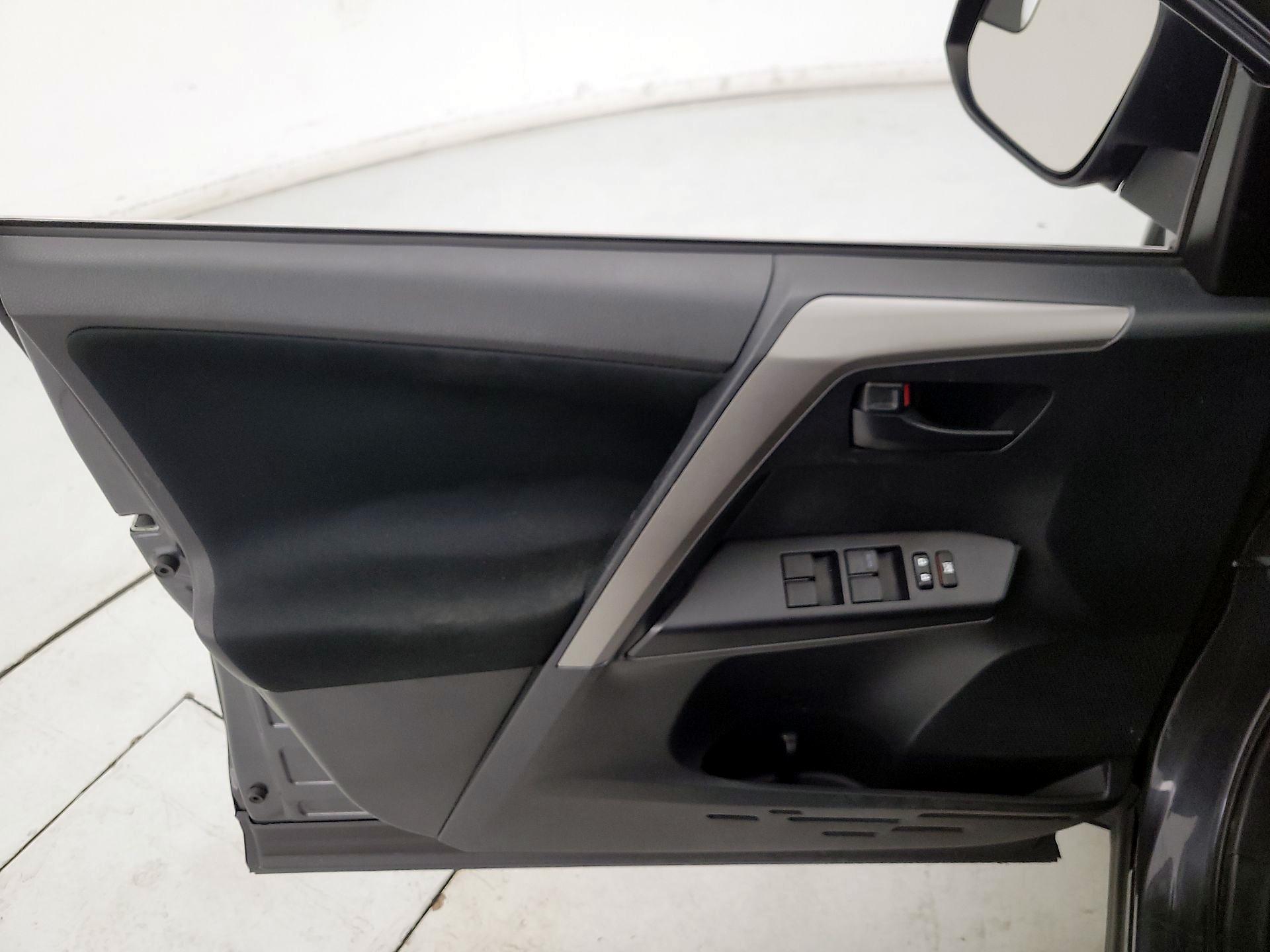 Thumbnail: 2018 Toyota RAV4 - 12