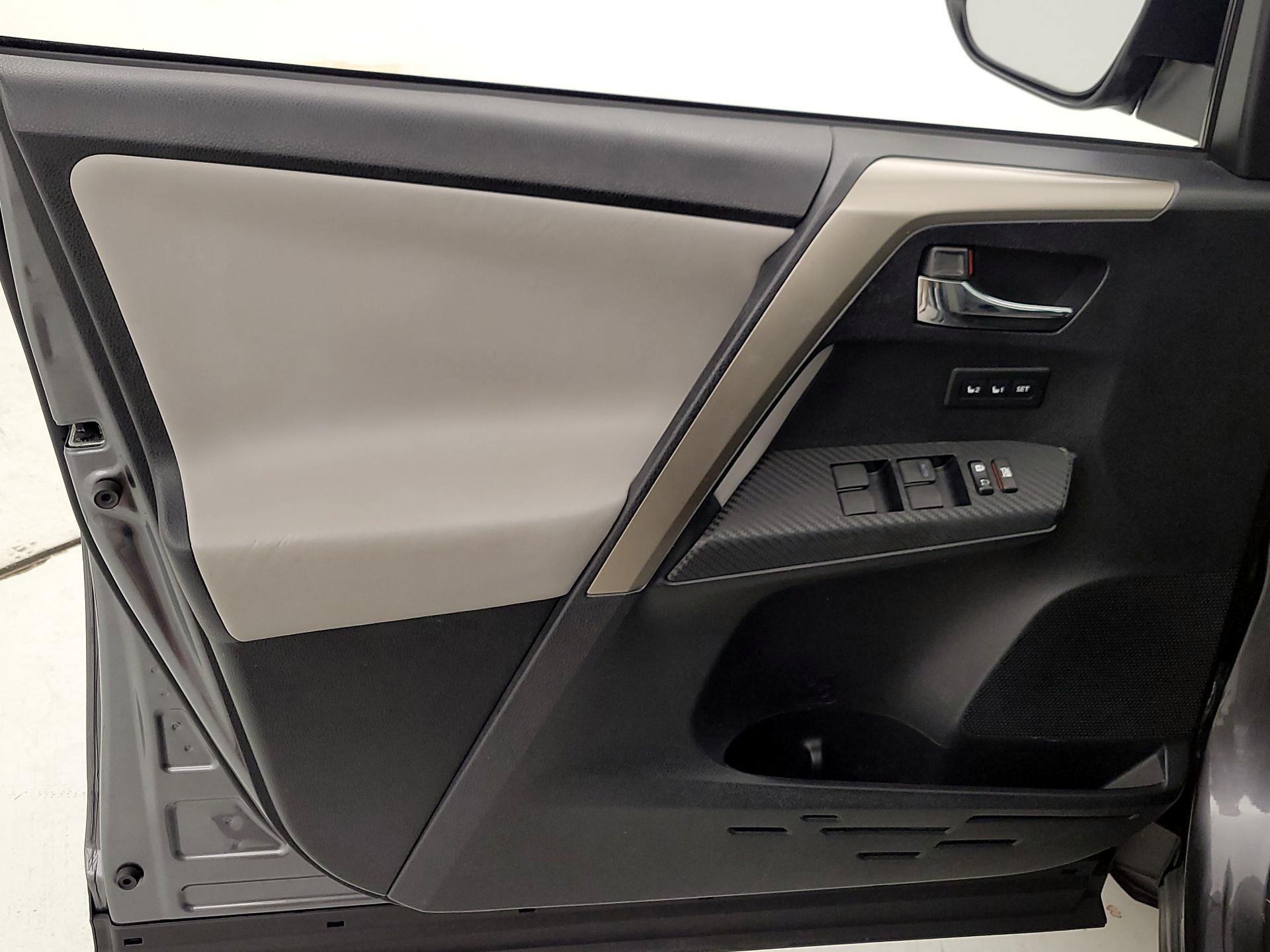 Thumbnail: 2015 Toyota RAV4 - 12