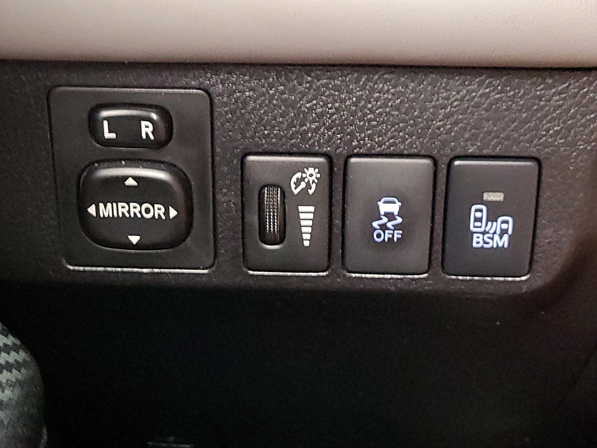 Thumbnail: 2015 Toyota RAV4 - 13