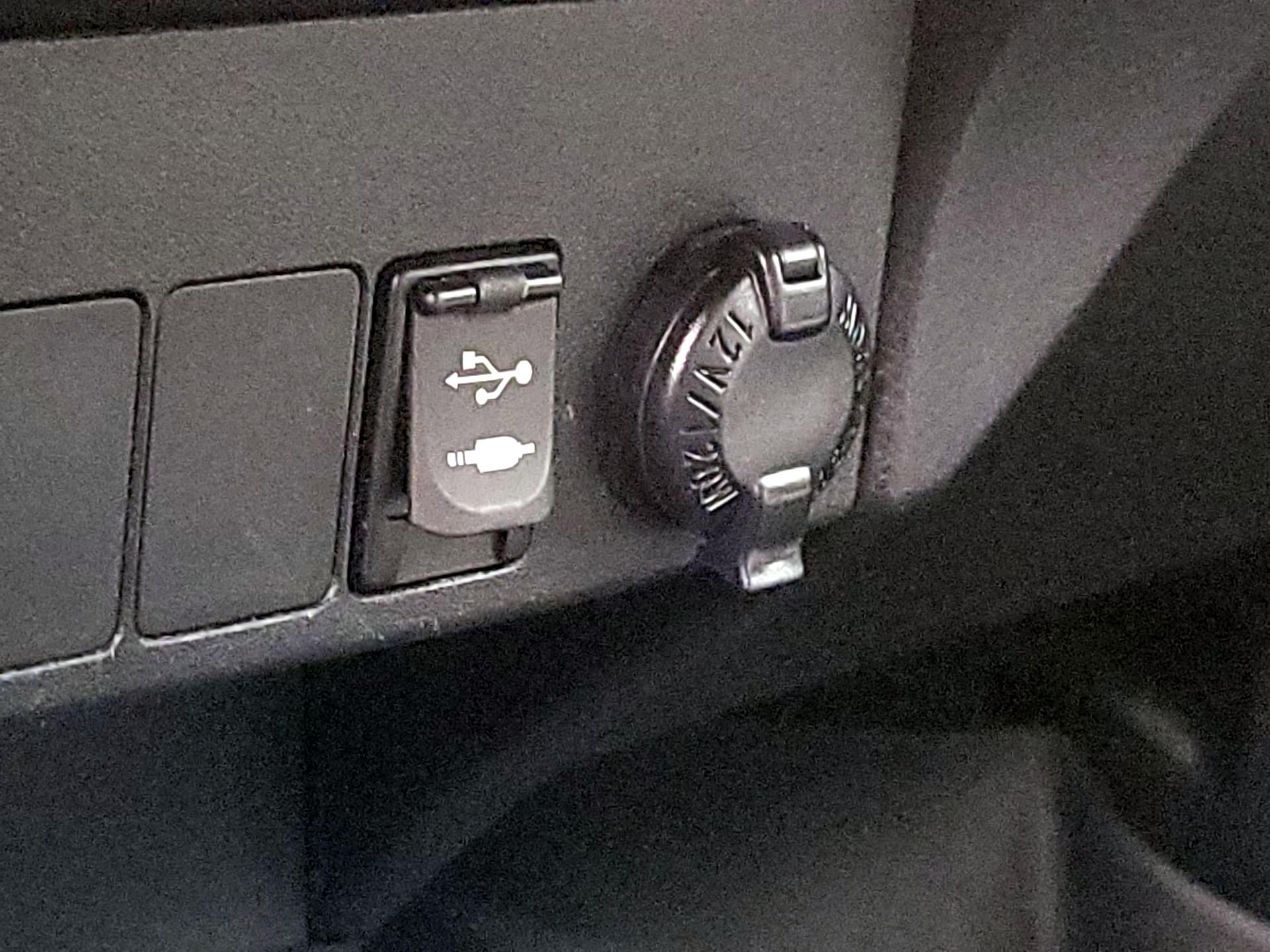 Thumbnail: 2015 Toyota RAV4 - 18