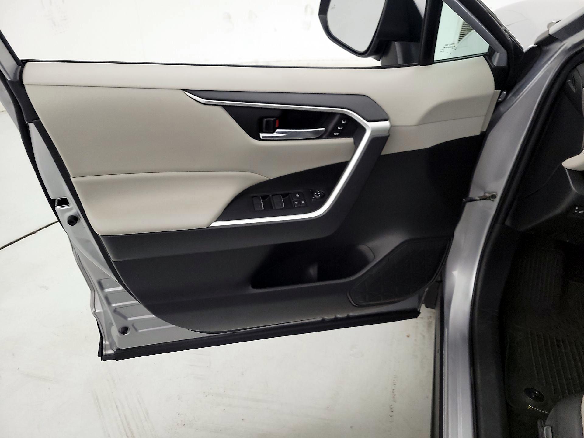 Thumbnail: 2022 Toyota RAV4 - 12