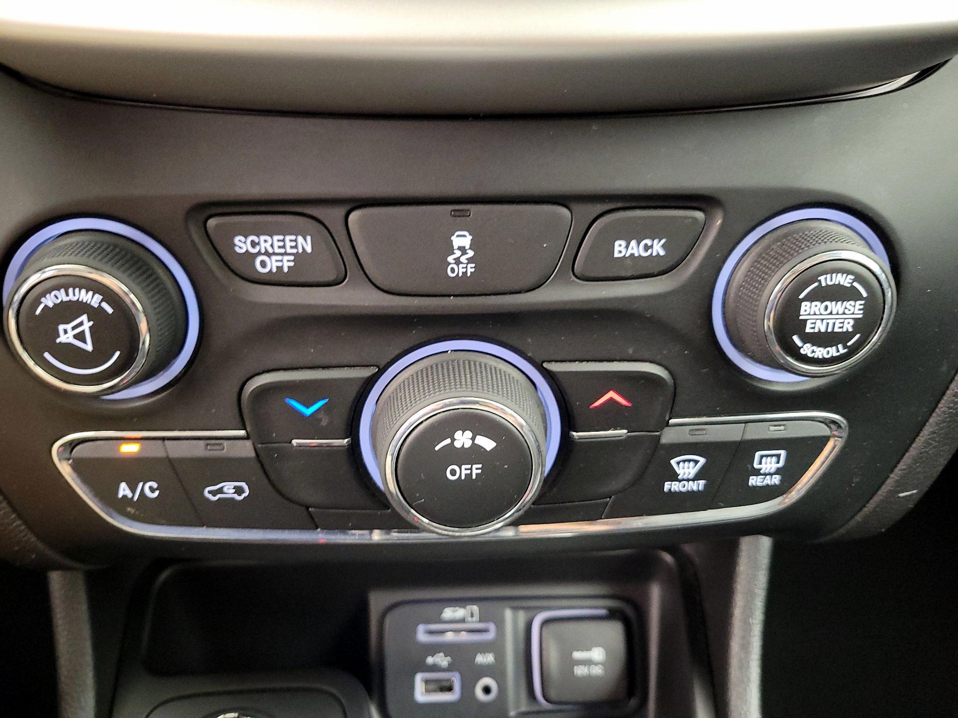 Thumbnail: 2018 Jeep Cherokee - 16