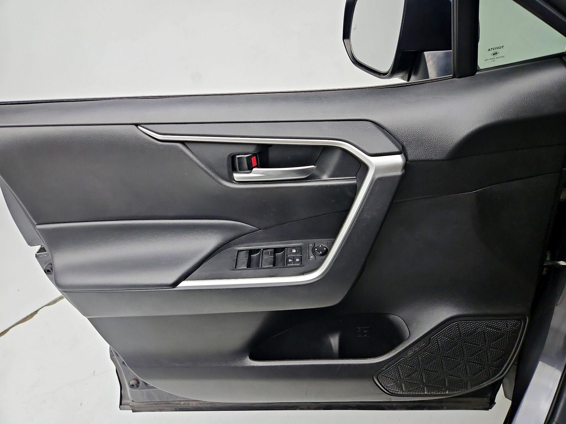 Thumbnail: 2020 Toyota RAV4 - 12