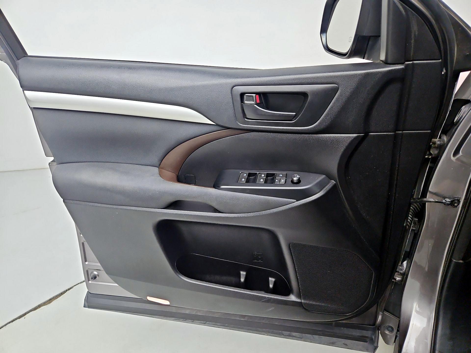 Thumbnail: 2015 Toyota Highlander - 12