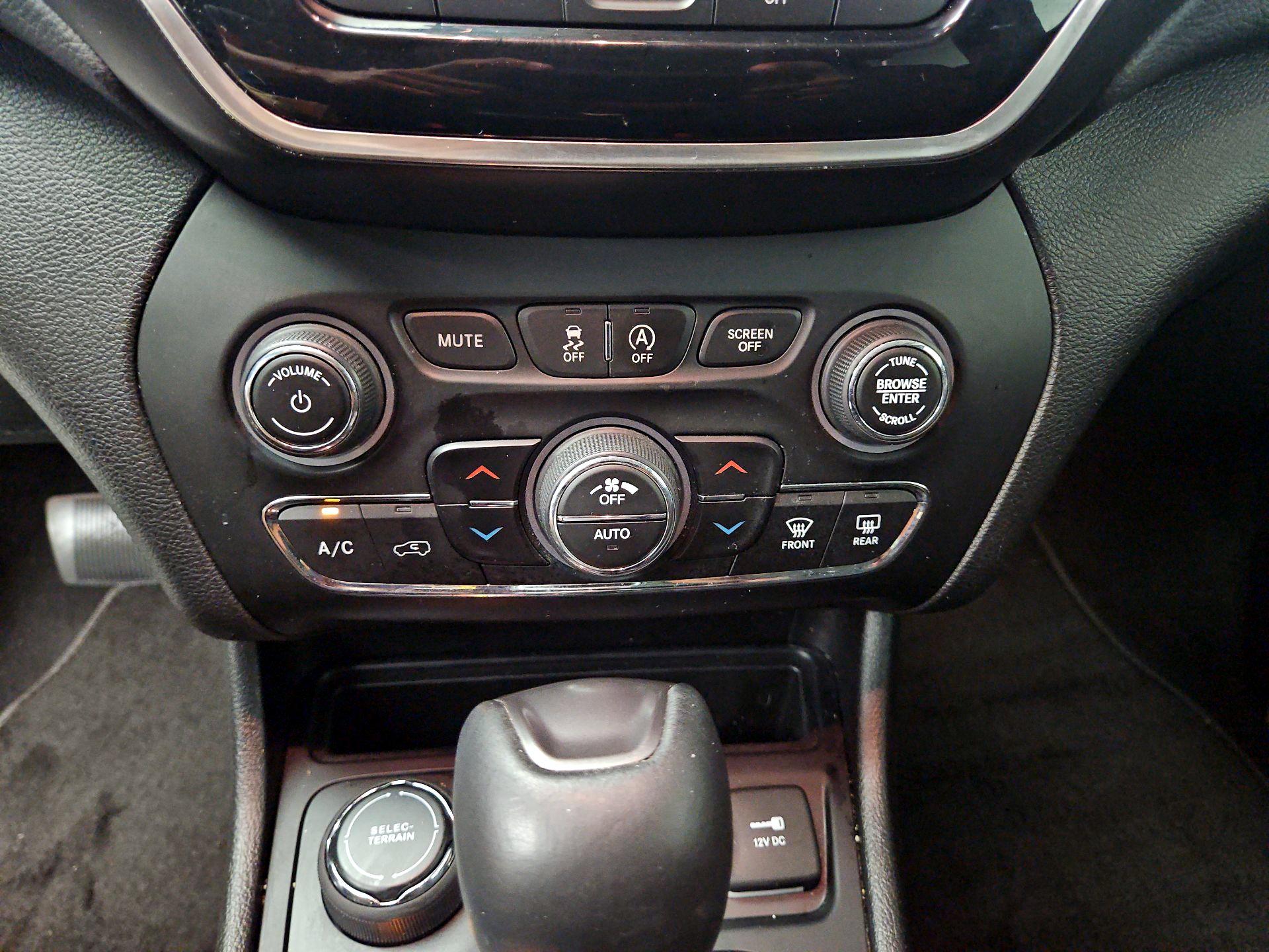 Thumbnail: 2021 Jeep Cherokee - 16