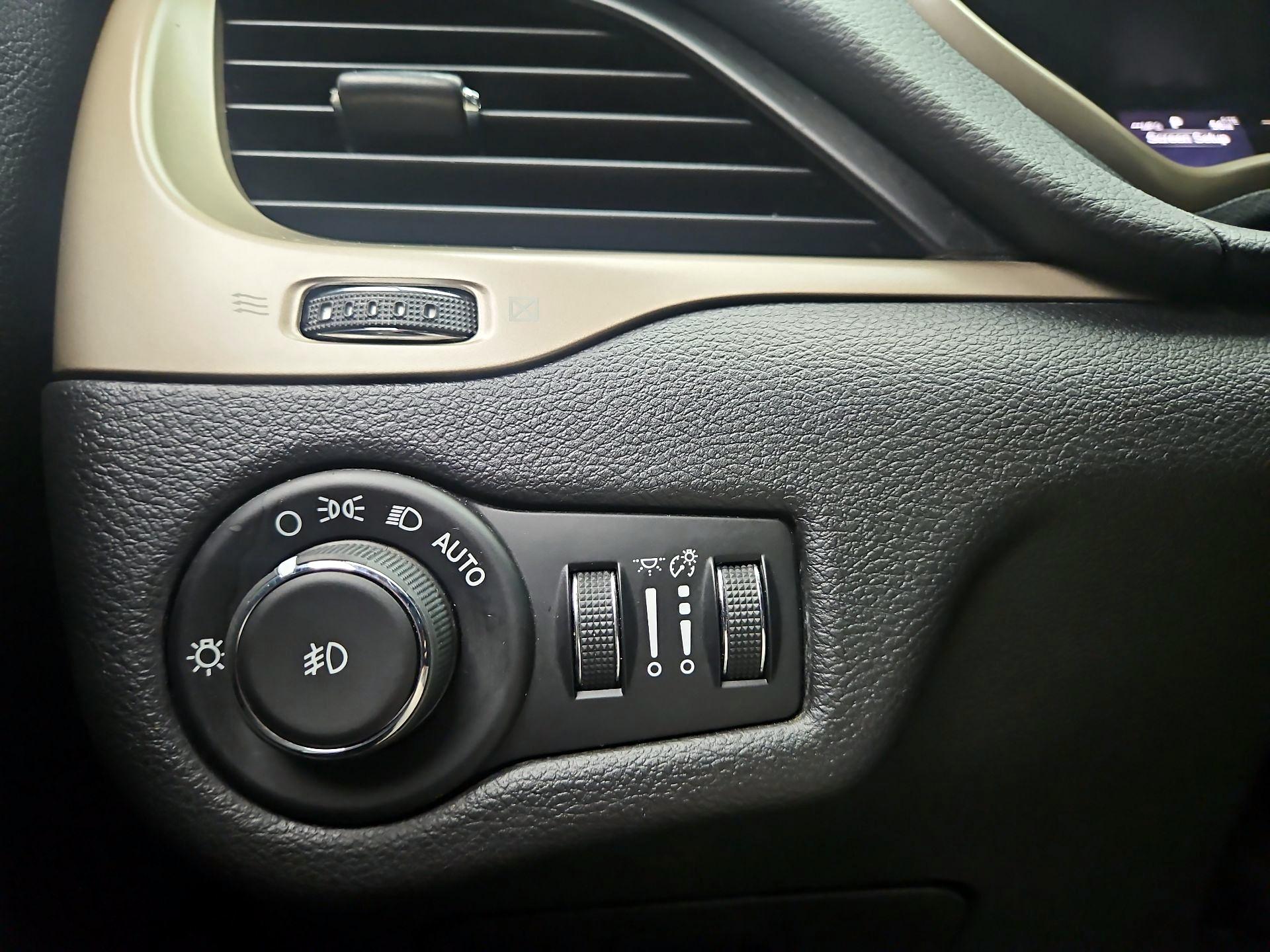 Thumbnail: 2017 Jeep Cherokee - 11