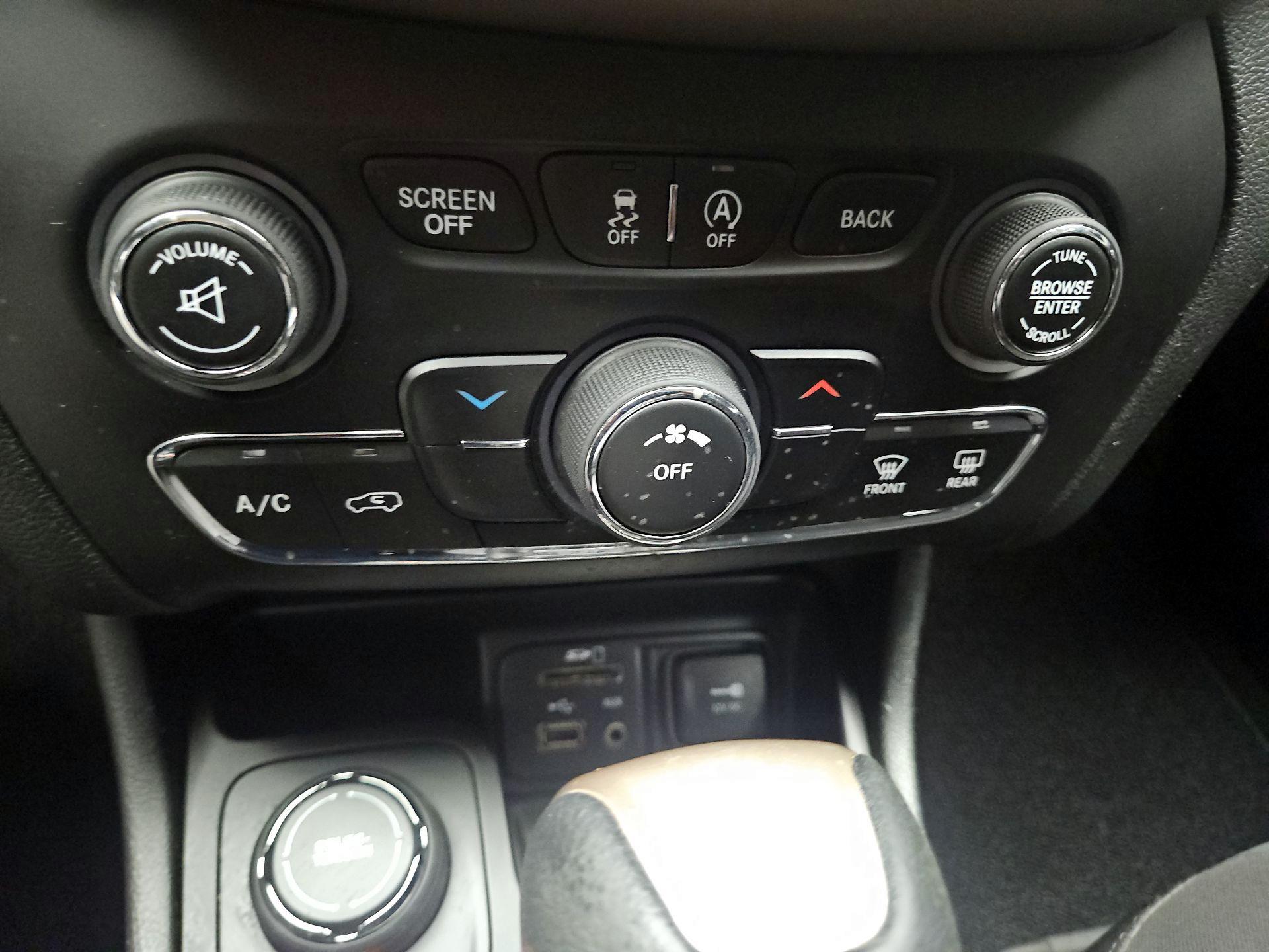 Thumbnail: 2017 Jeep Cherokee - 14