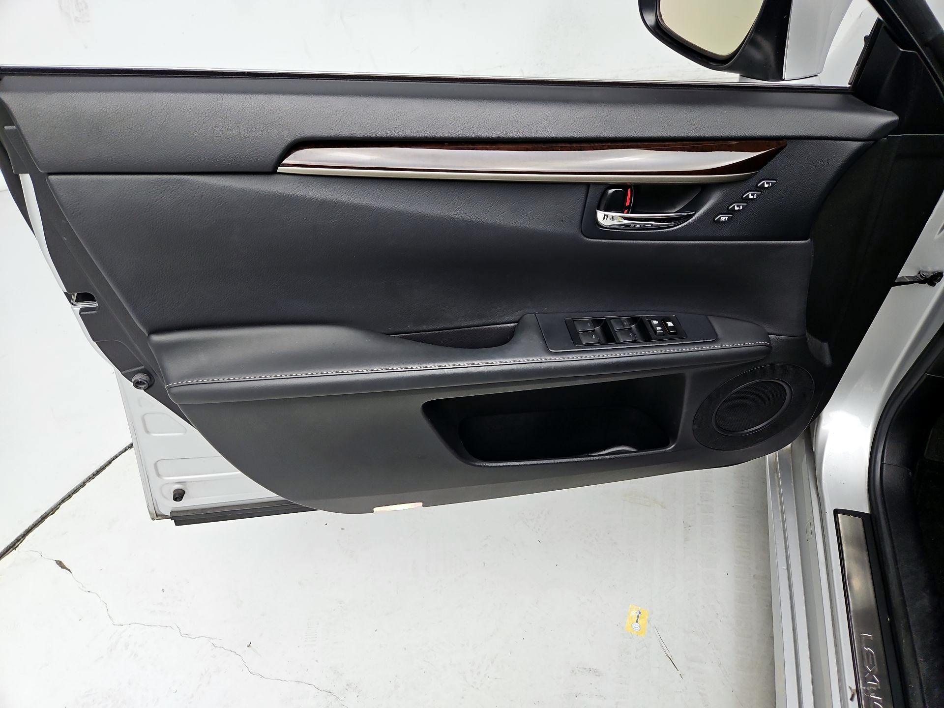 Thumbnail: 2013 Lexus ES - 12